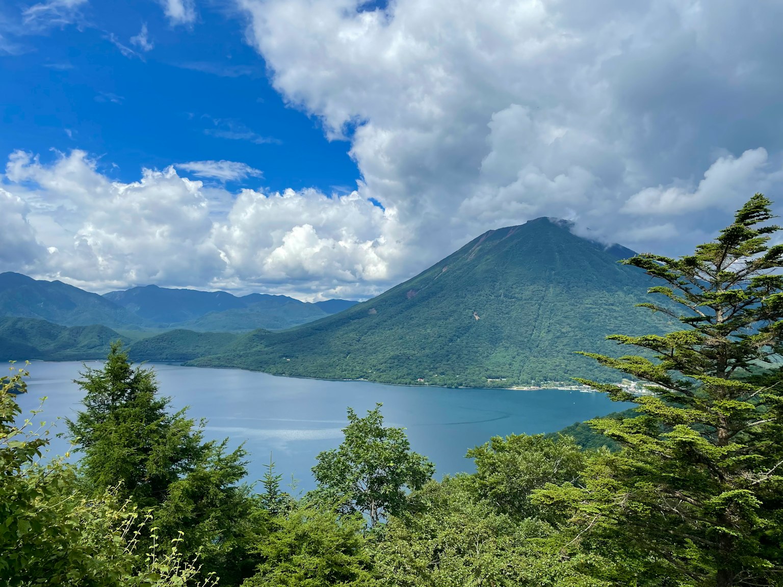 湖泊和山脉环绕的风景蓝天和白云