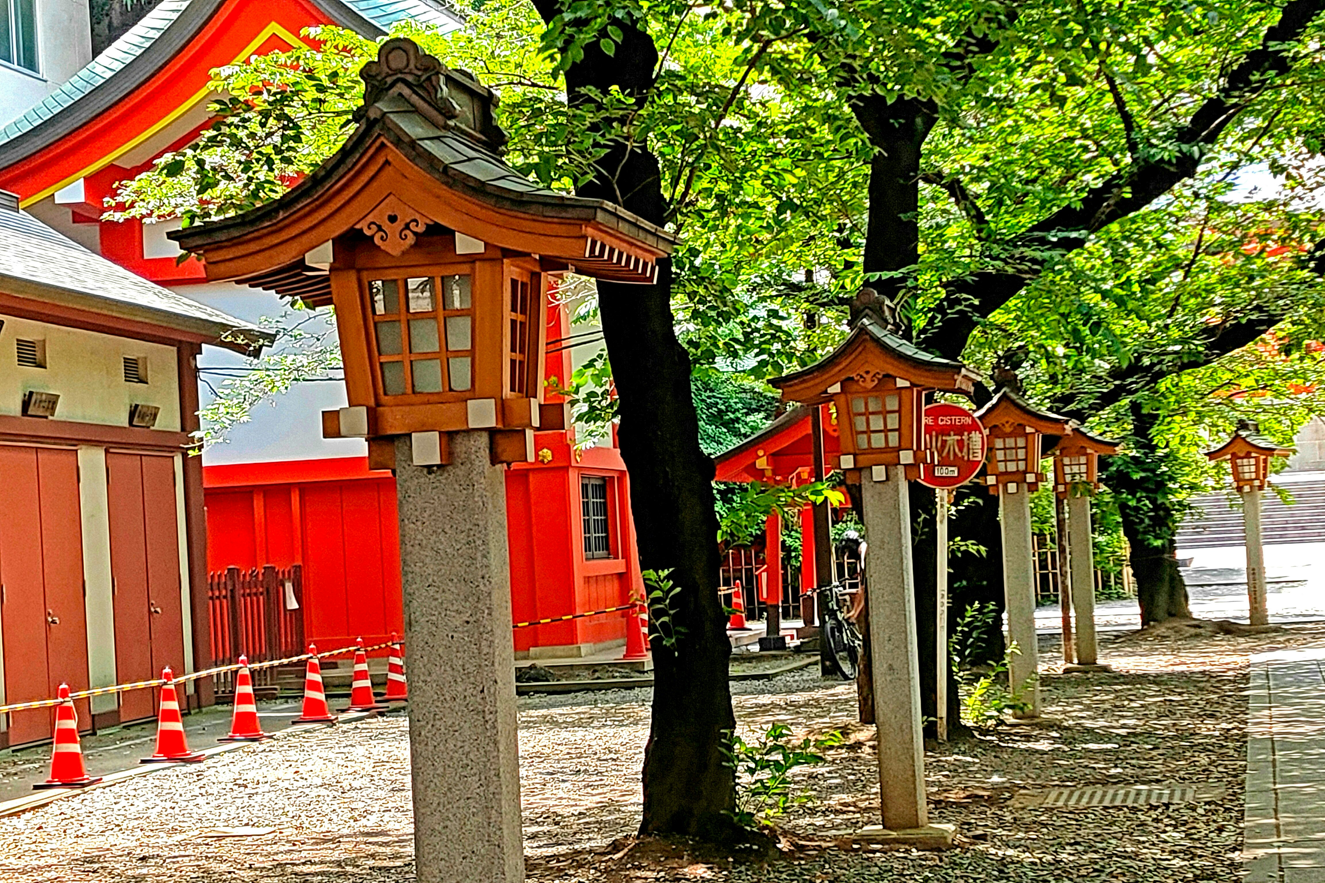红色鸟居与神社建筑沿着绿色参道