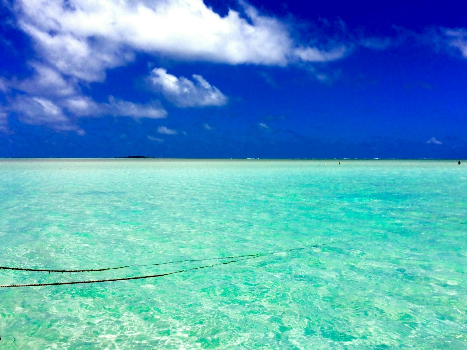 Klares türkisfarbenes Wasser unter einem strahlend blauen Himmel