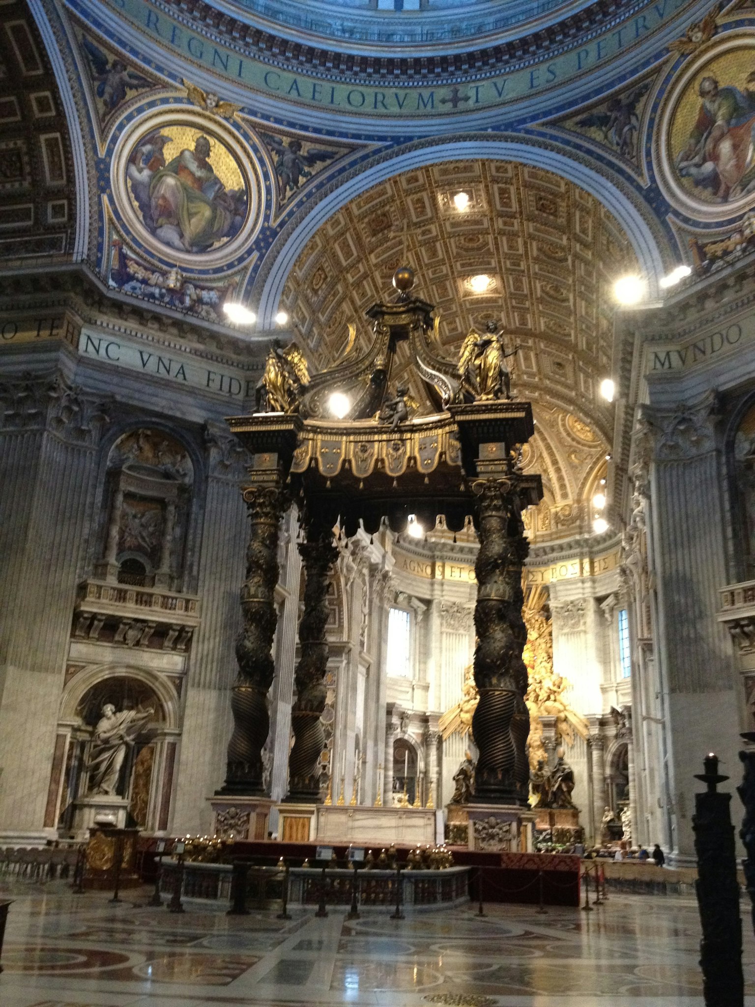 Interior de la basílica de San Pedro con un gran baldaquino y decoraciones intrincadas