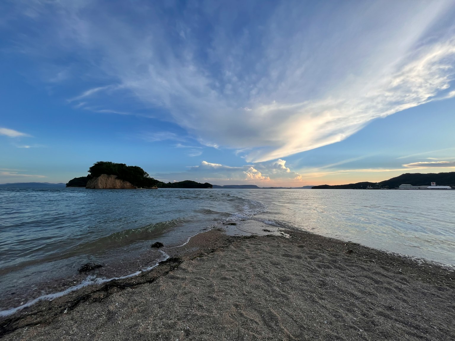 Paesaggio costiero con cielo blu e nuvole bianche isola piccola e onde calme