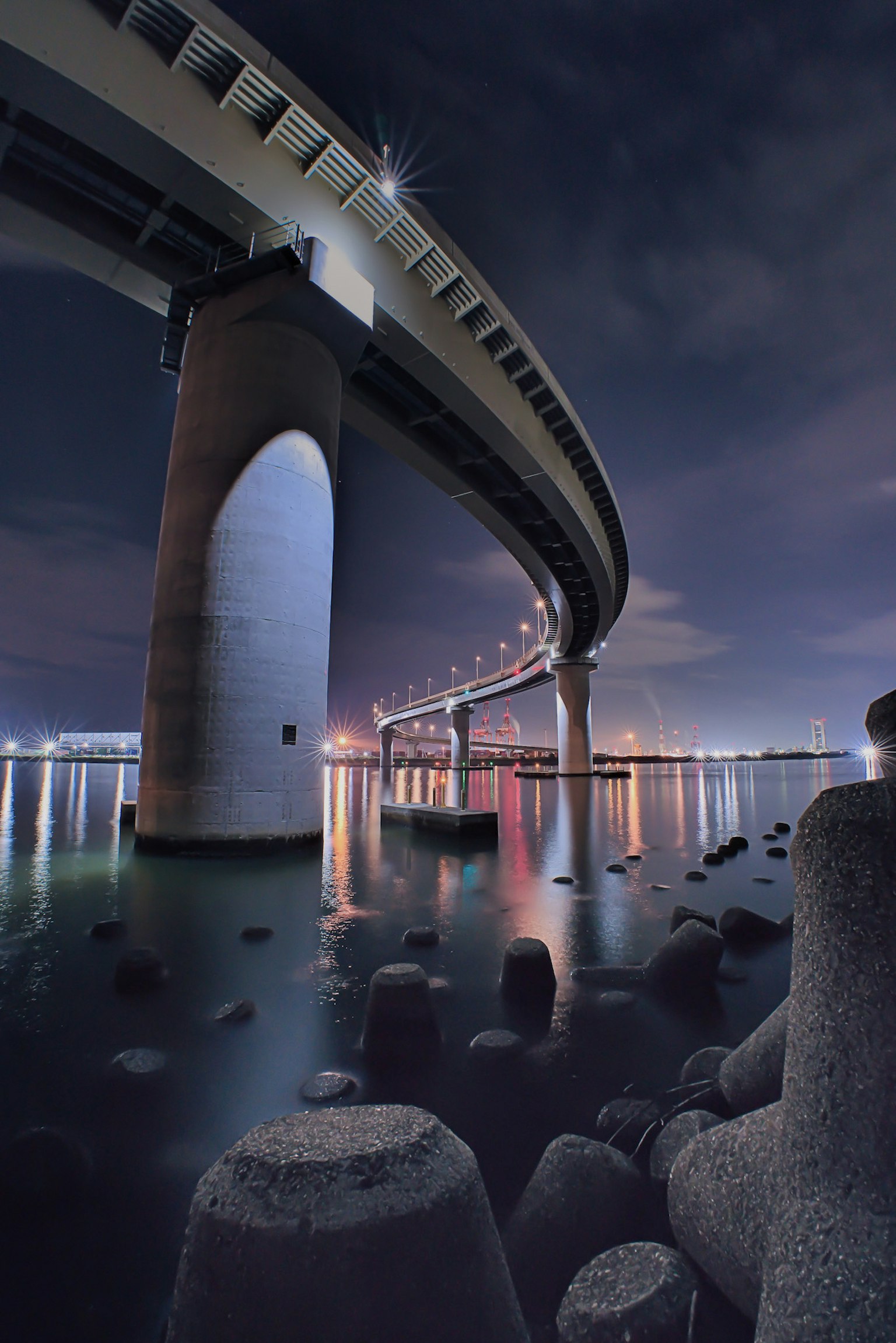 夜间曲线桥下的水面反射景观