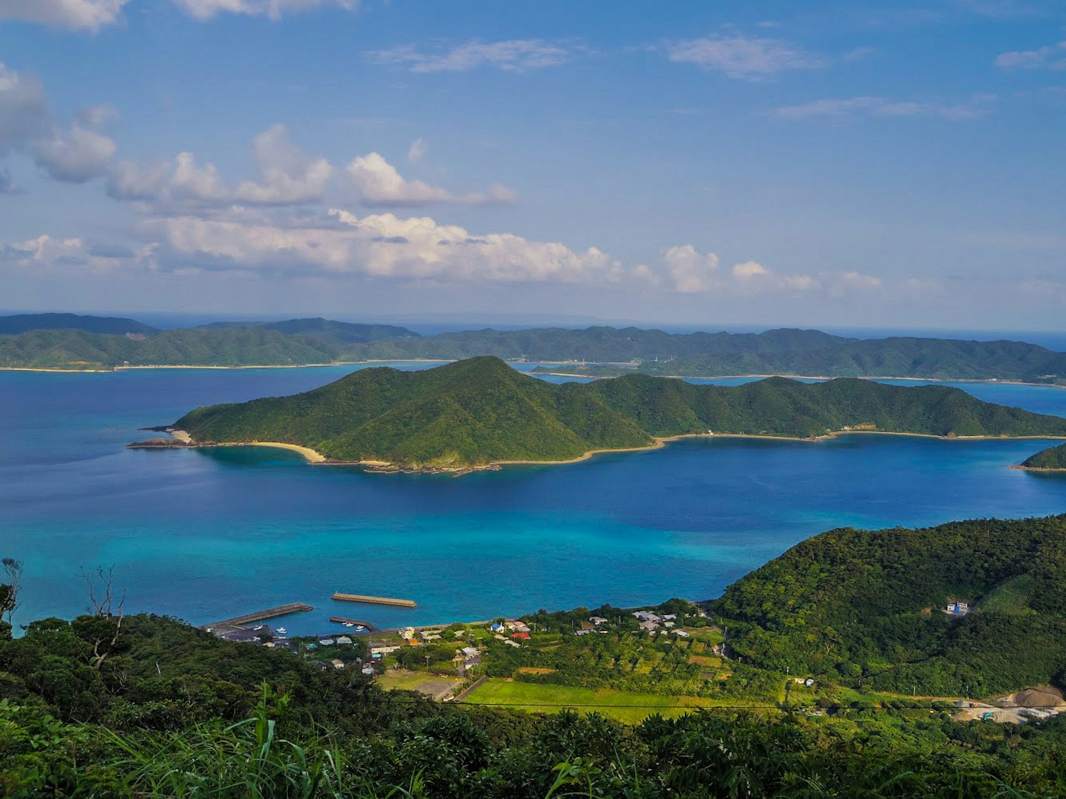 Paesaggio mozzafiato di acque blu e isole verdi