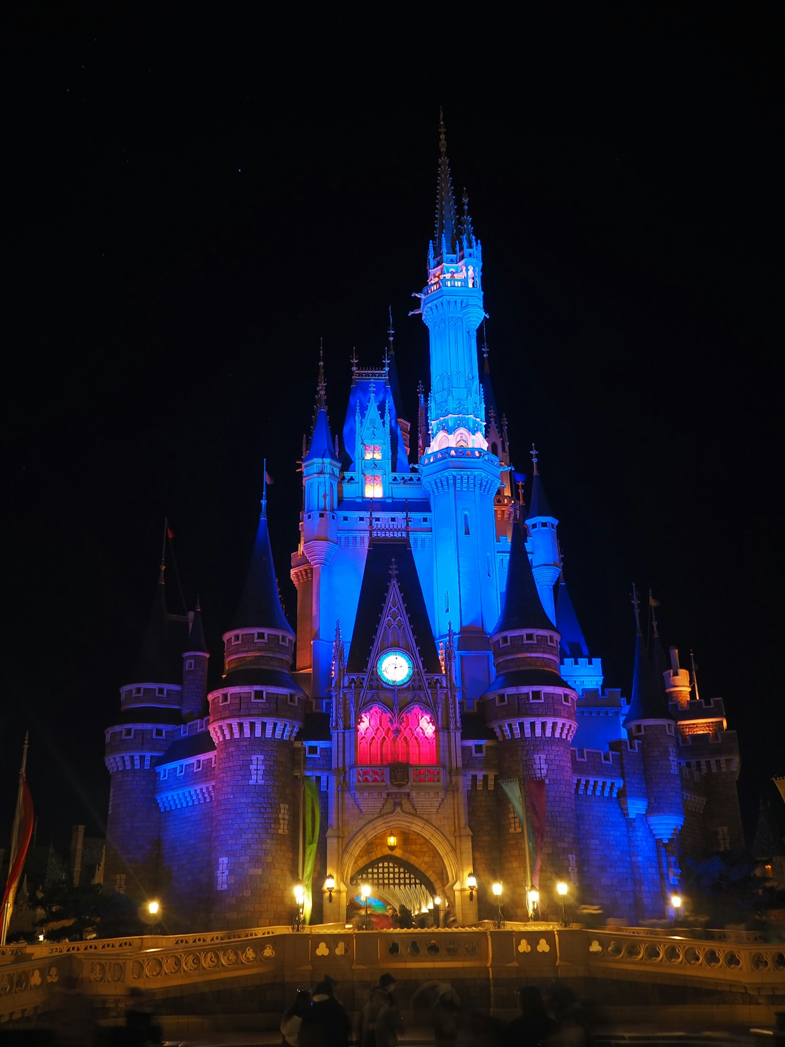 Schönes Disney-Schloss bei Nacht beleuchtet