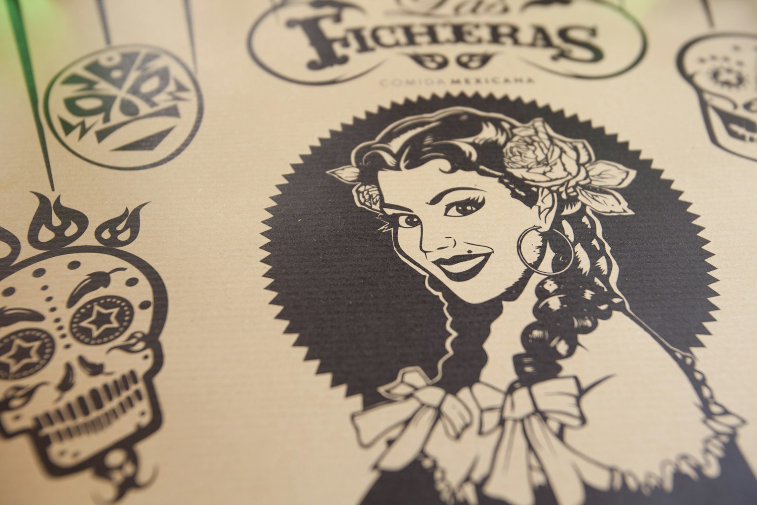 Design mit einer Frau in schwarzer Linienkunst und Schädelillustrationen