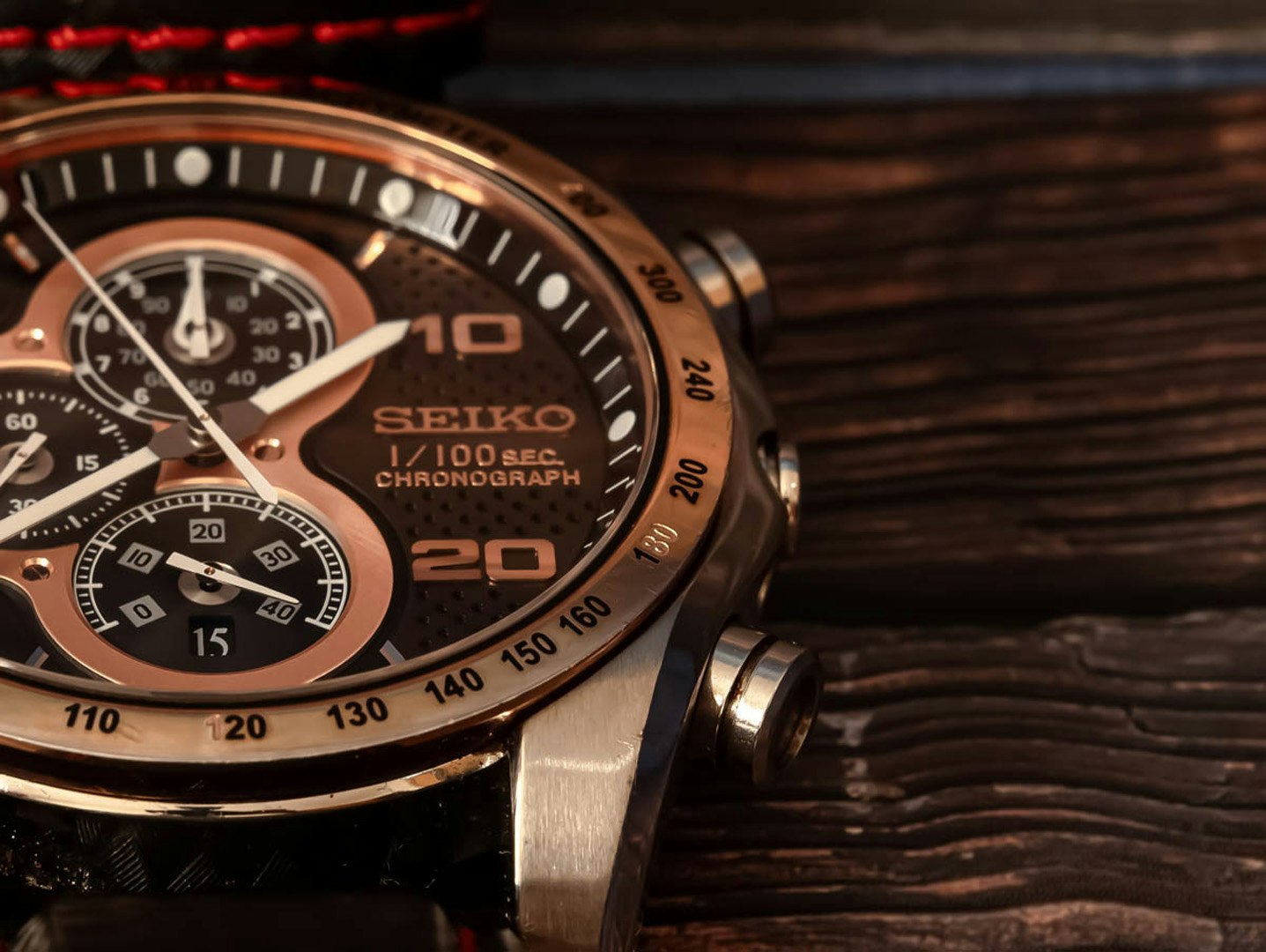 Gros plan d’une montre-bracelet SEIKO sur un fond en bois image