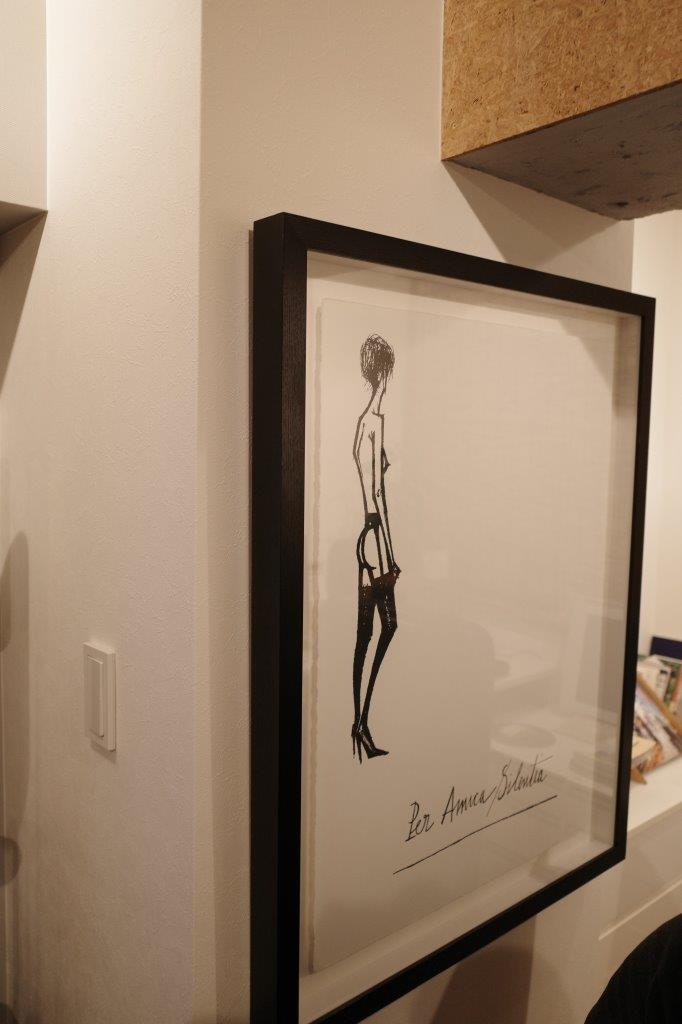 cadre d’une œuvre minimaliste de silhouette sur un mur