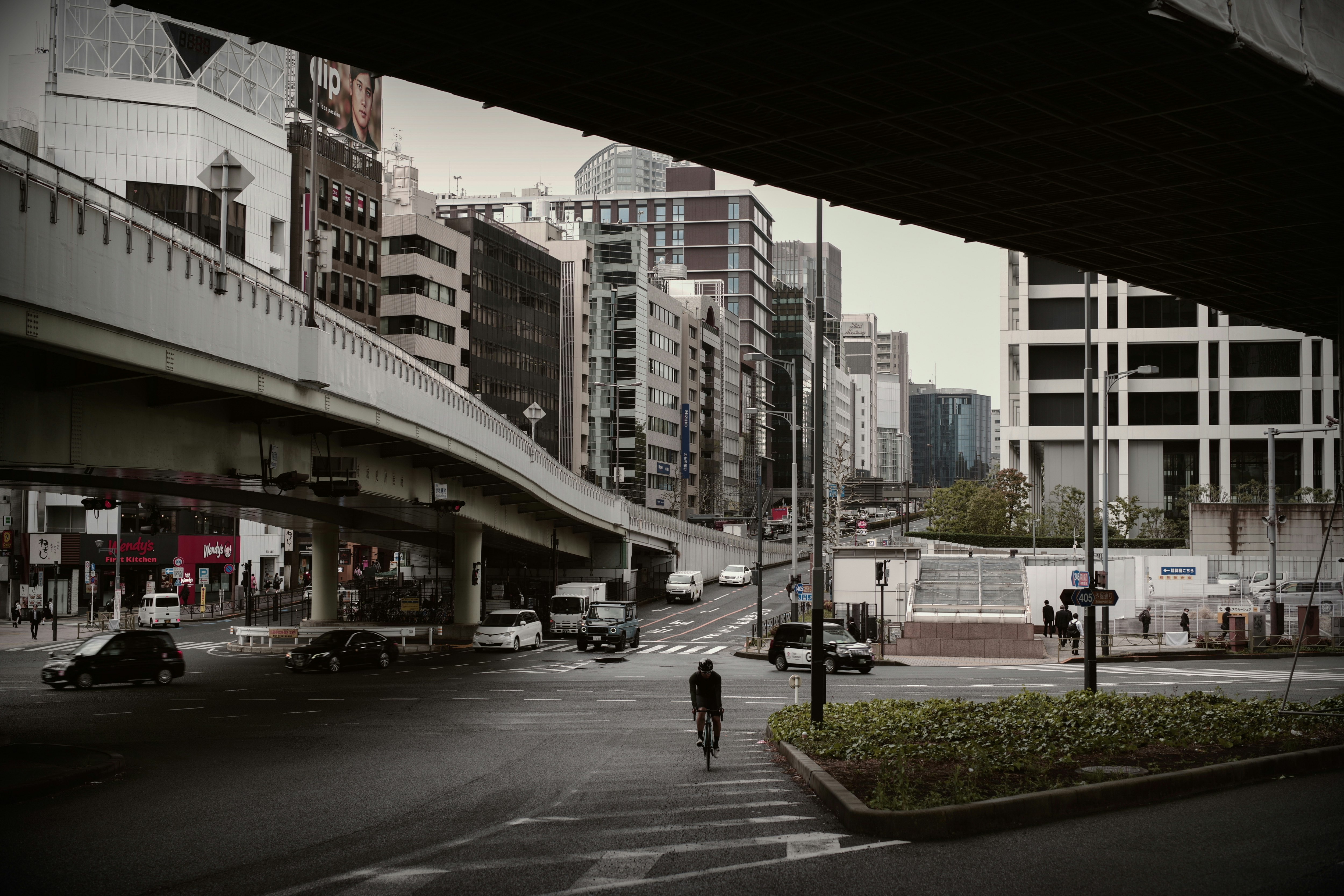 Mehrstöckige Kreuzung in Akasaka-Mitsuke mit Hochstraße und Fahrspuren