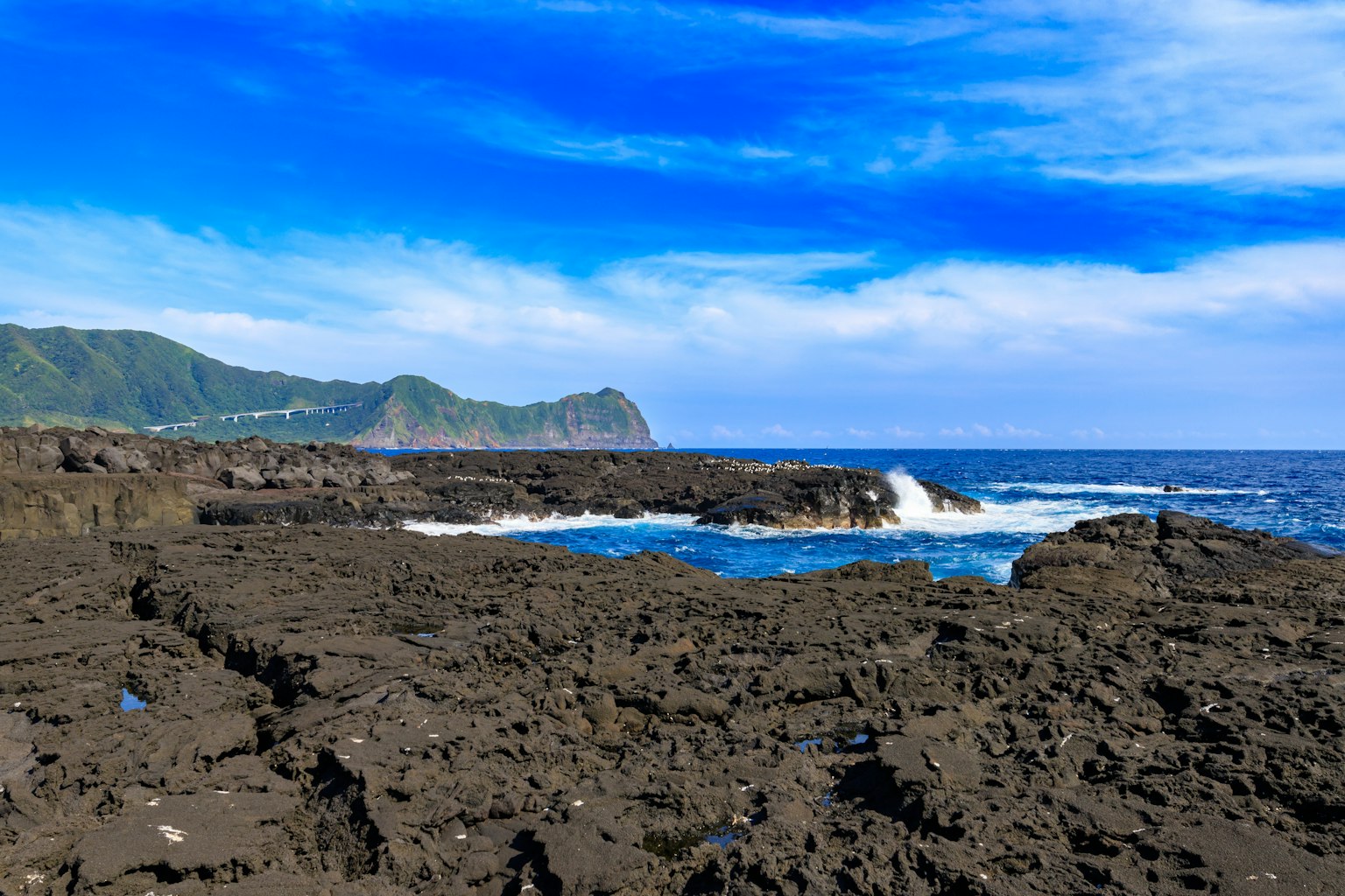 岩石海岸的風景與藍色海洋和天空