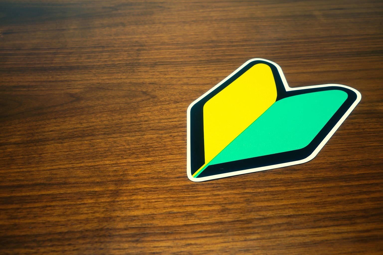 Logo vert et jaune sur une table en bois