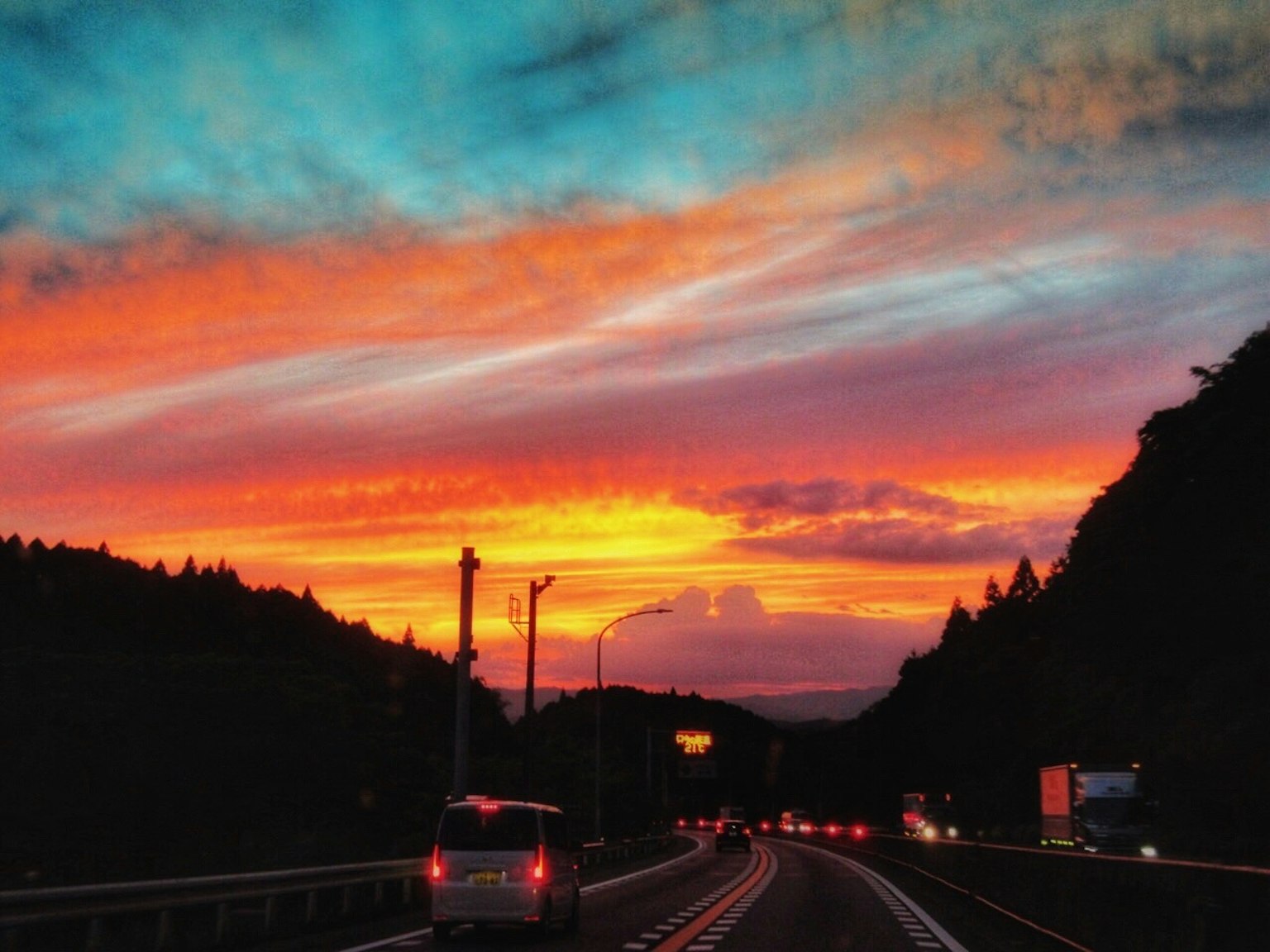 美丽的日落色彩与风景道路