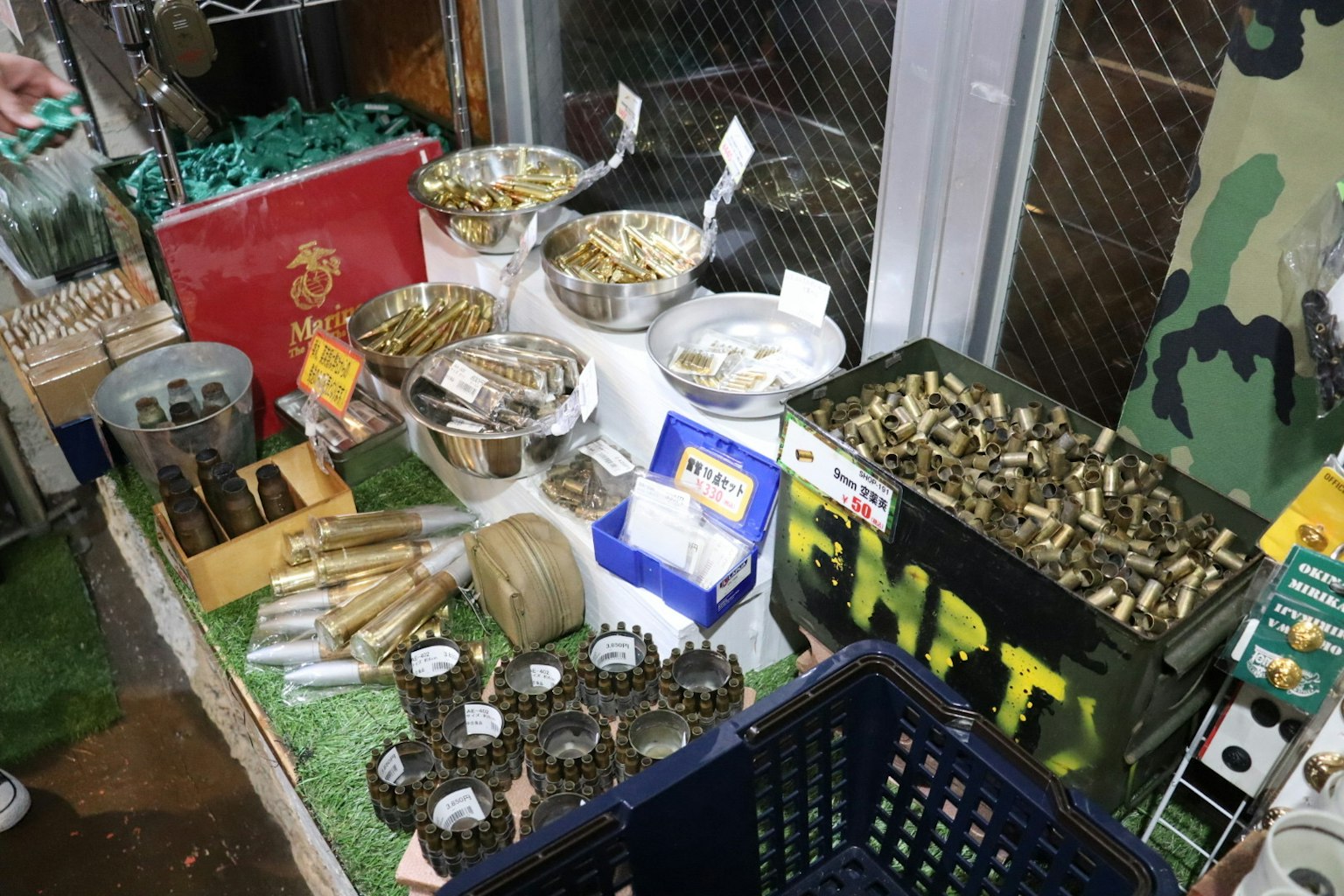 Exposition de fournitures militaires et de munitions avec divers objets en métal
