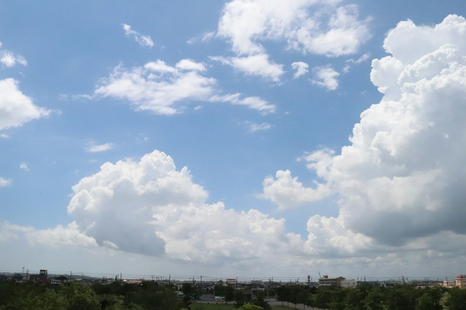 Khung cảnh bầu trời xanh với những đám mây trắng bồng bềnh