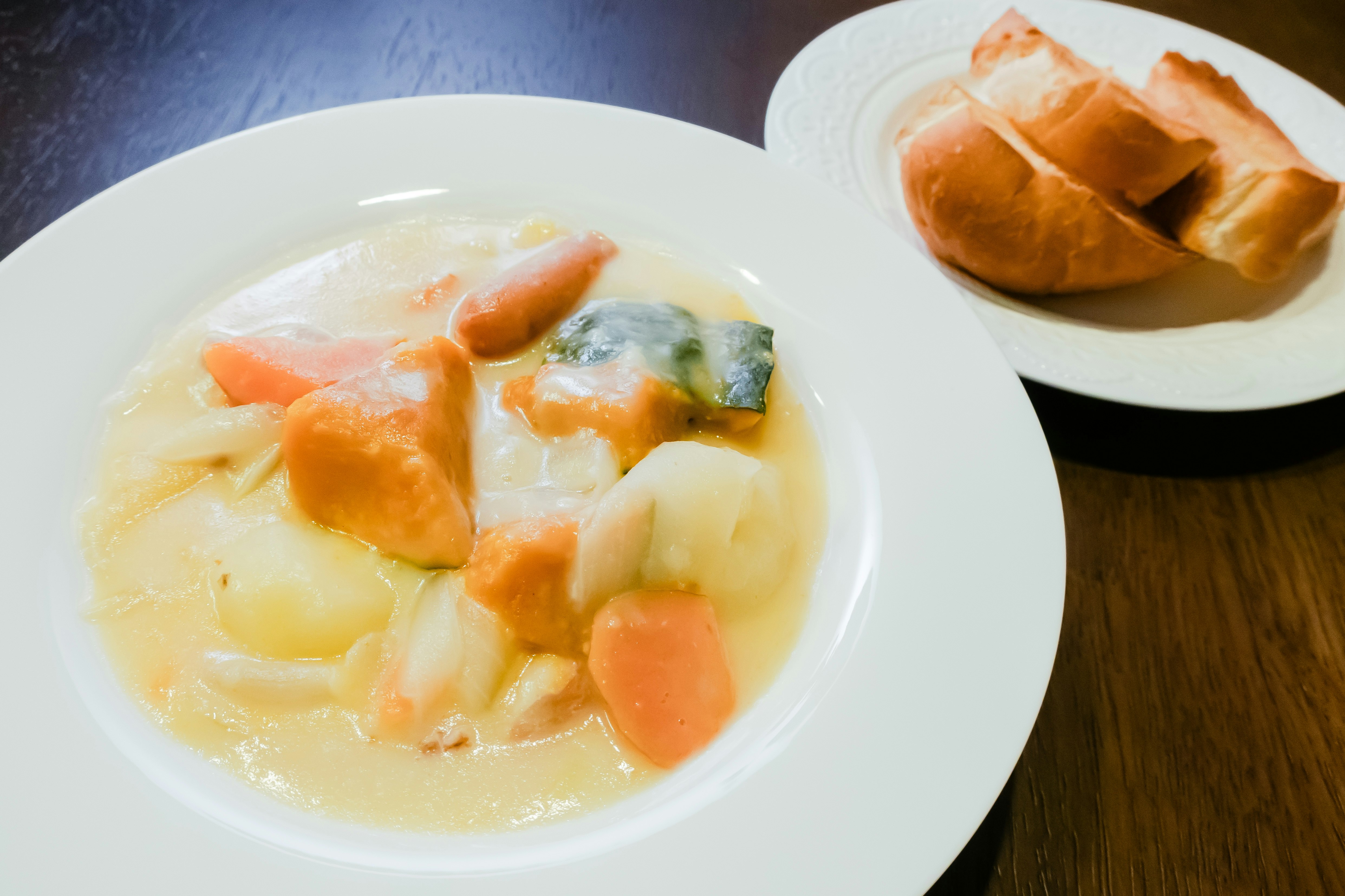 クリームシチューとフランスパンの食卓