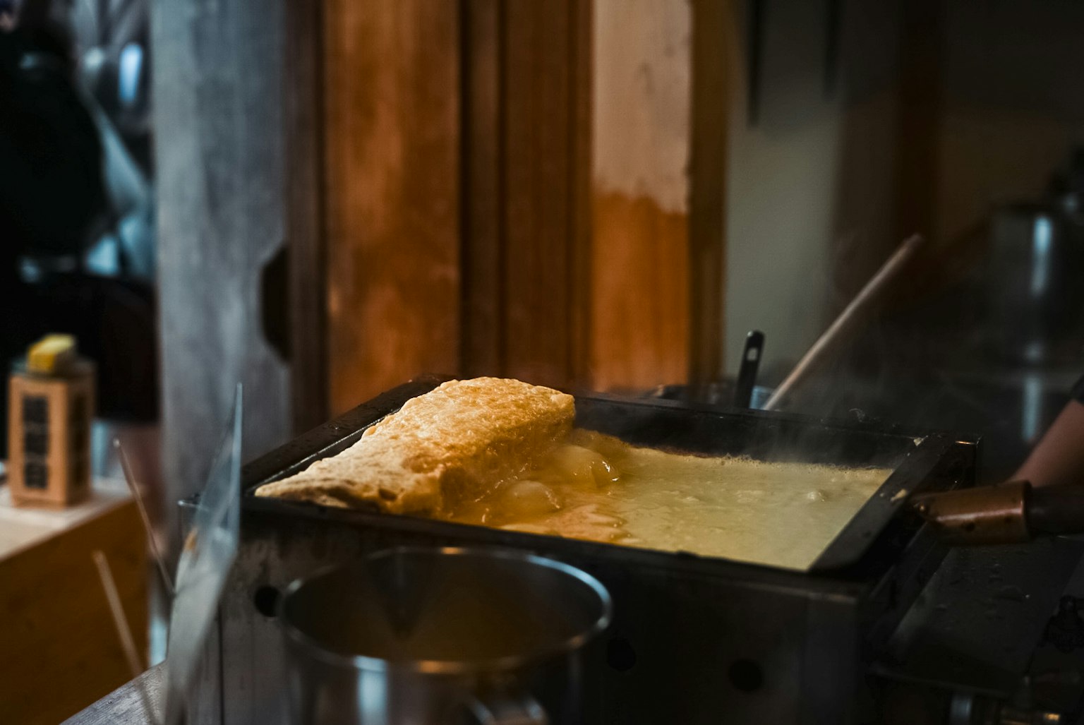 在平底锅中烹饪松软煎蛋的过程