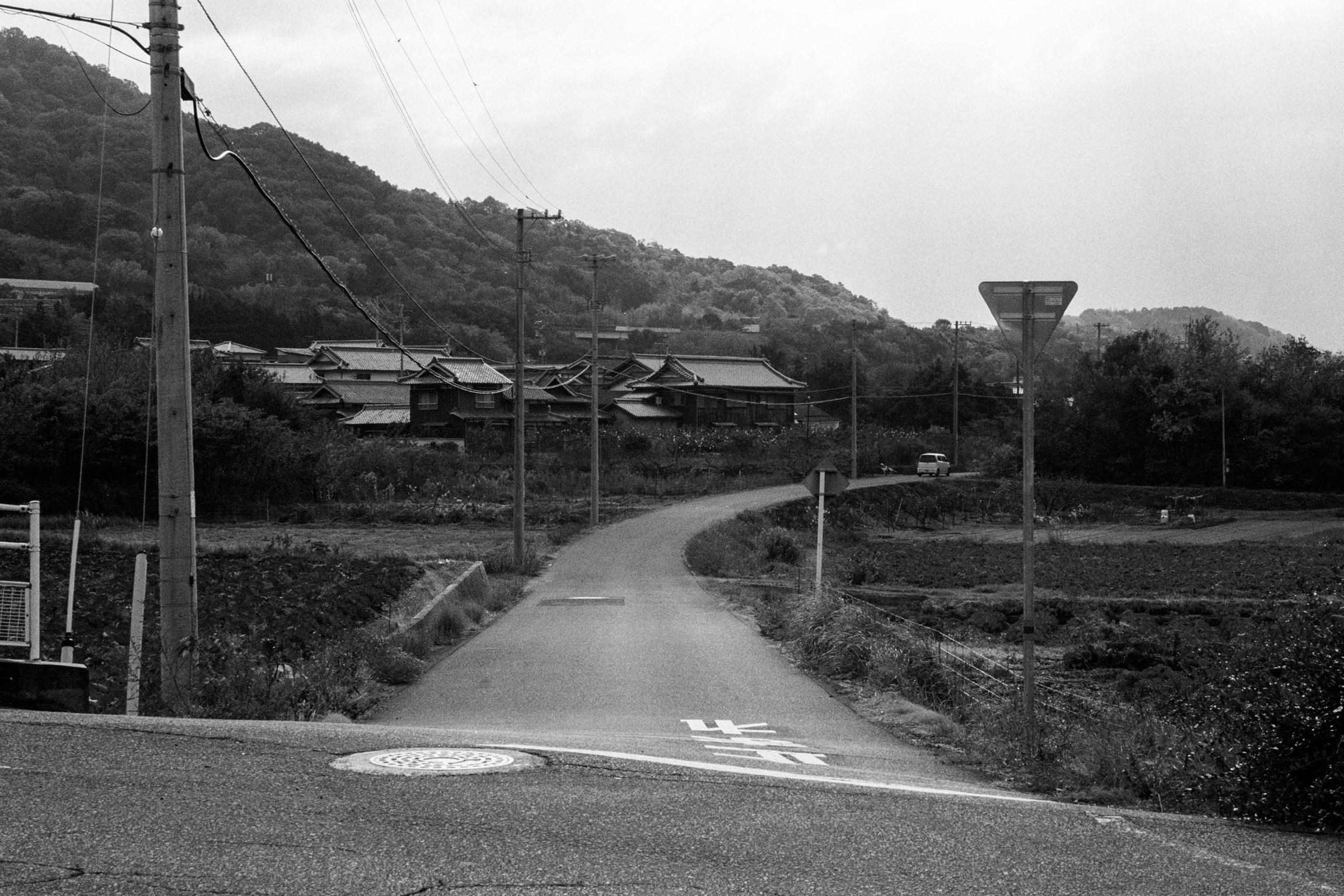 carretera rural en un valle montañoso con un pequeño asentamiento en Shikoku