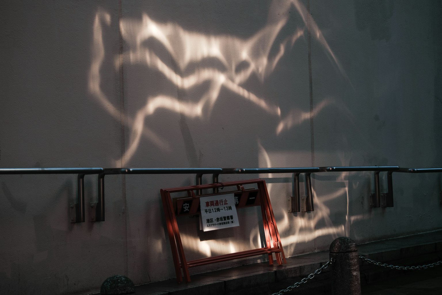 Gambar dengan refleksi cahaya unik di dinding