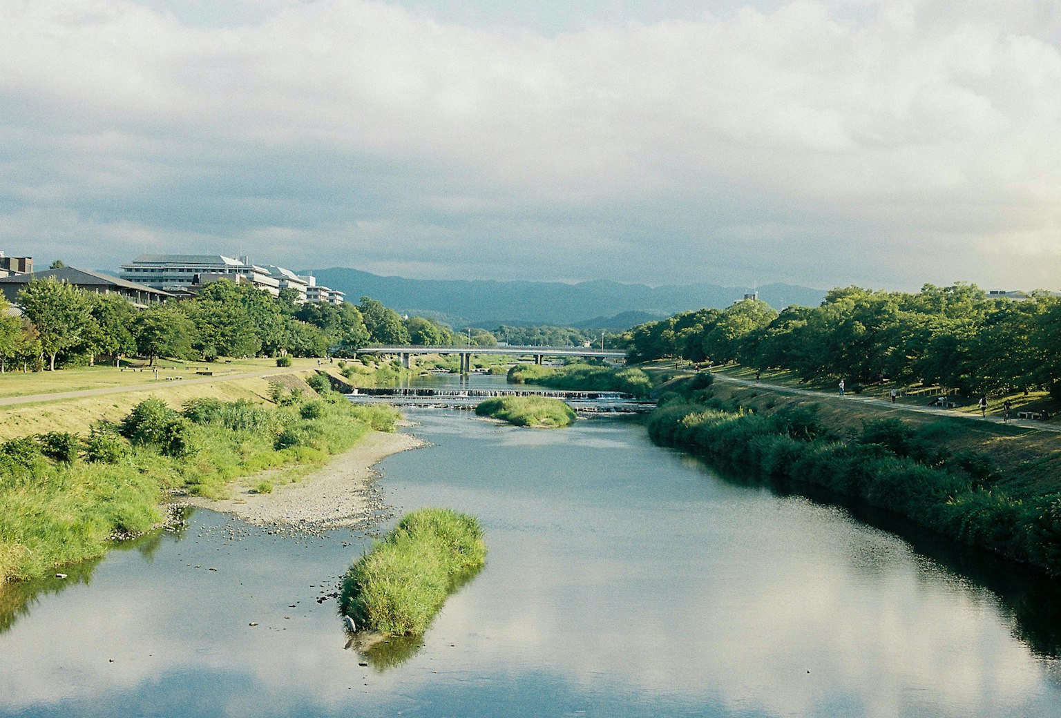穏やかな川の風景と青空の雲