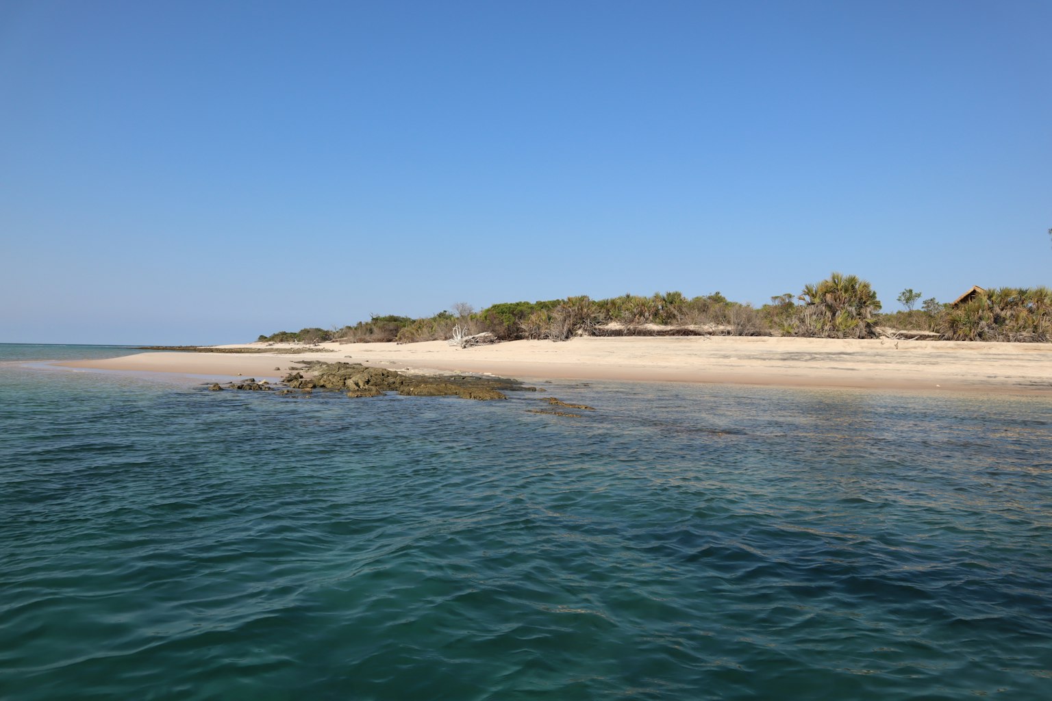 Pemandangan laut biru dan pantai pasir putih