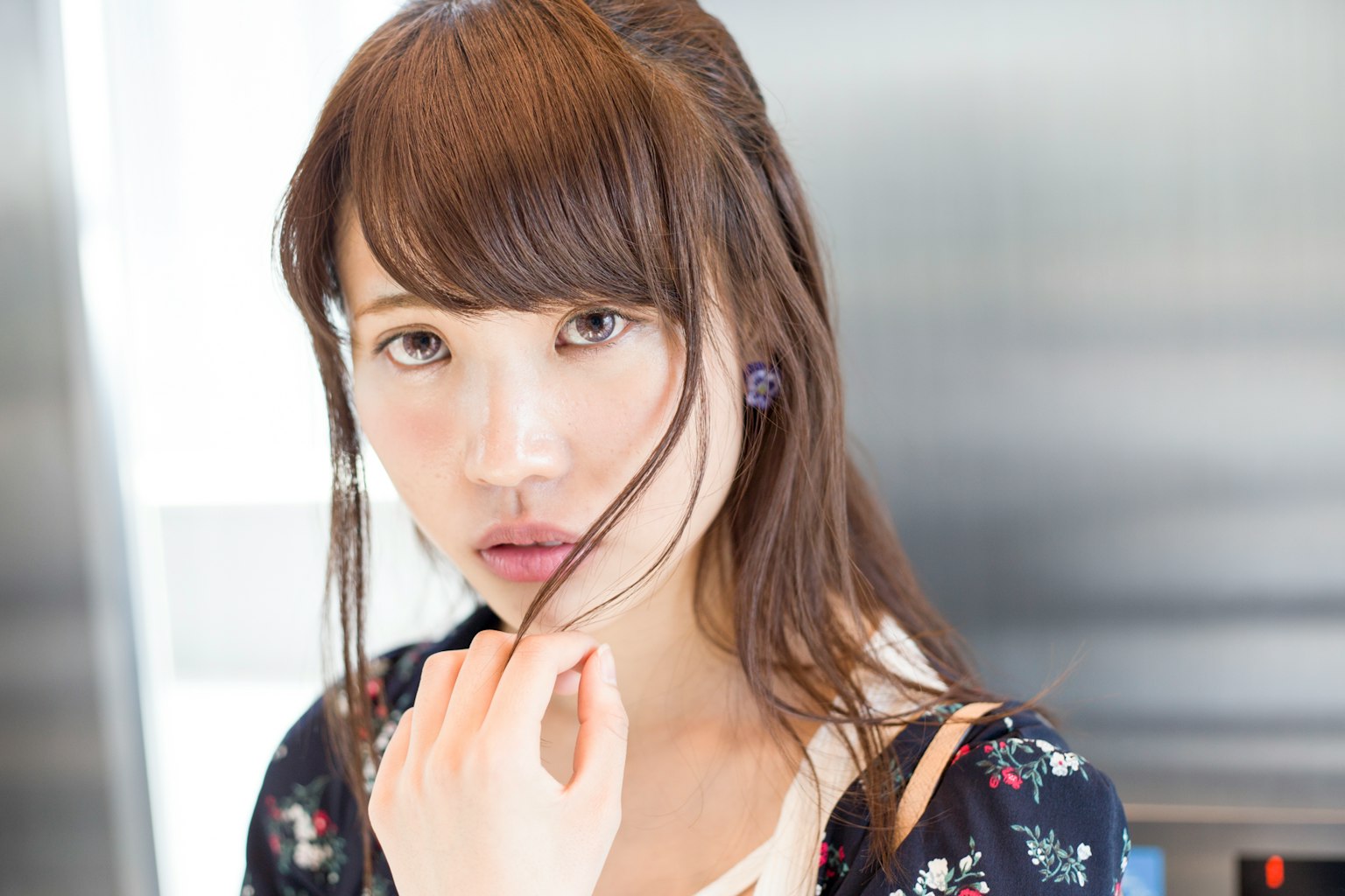 Retrato de una mujer pensativa frente a un fondo moderno