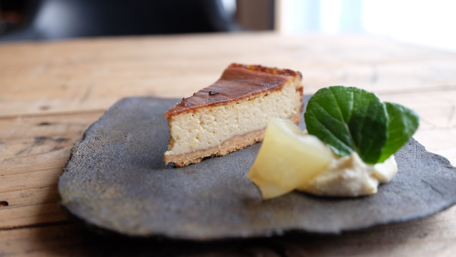 Fetta di cheesecake con guarnizione di frutta