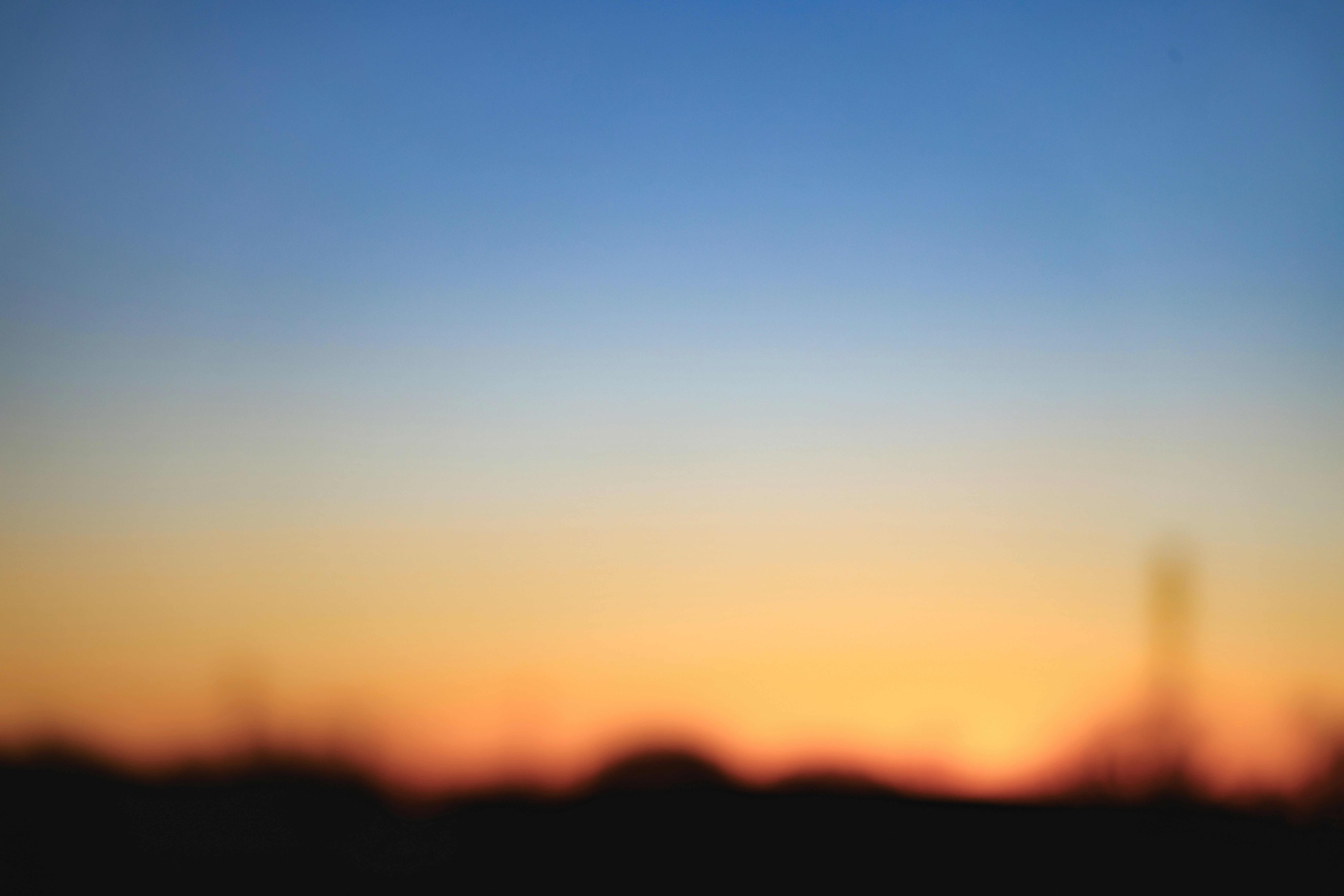Abendhimmel mit silhouettierter Horizontlinie
