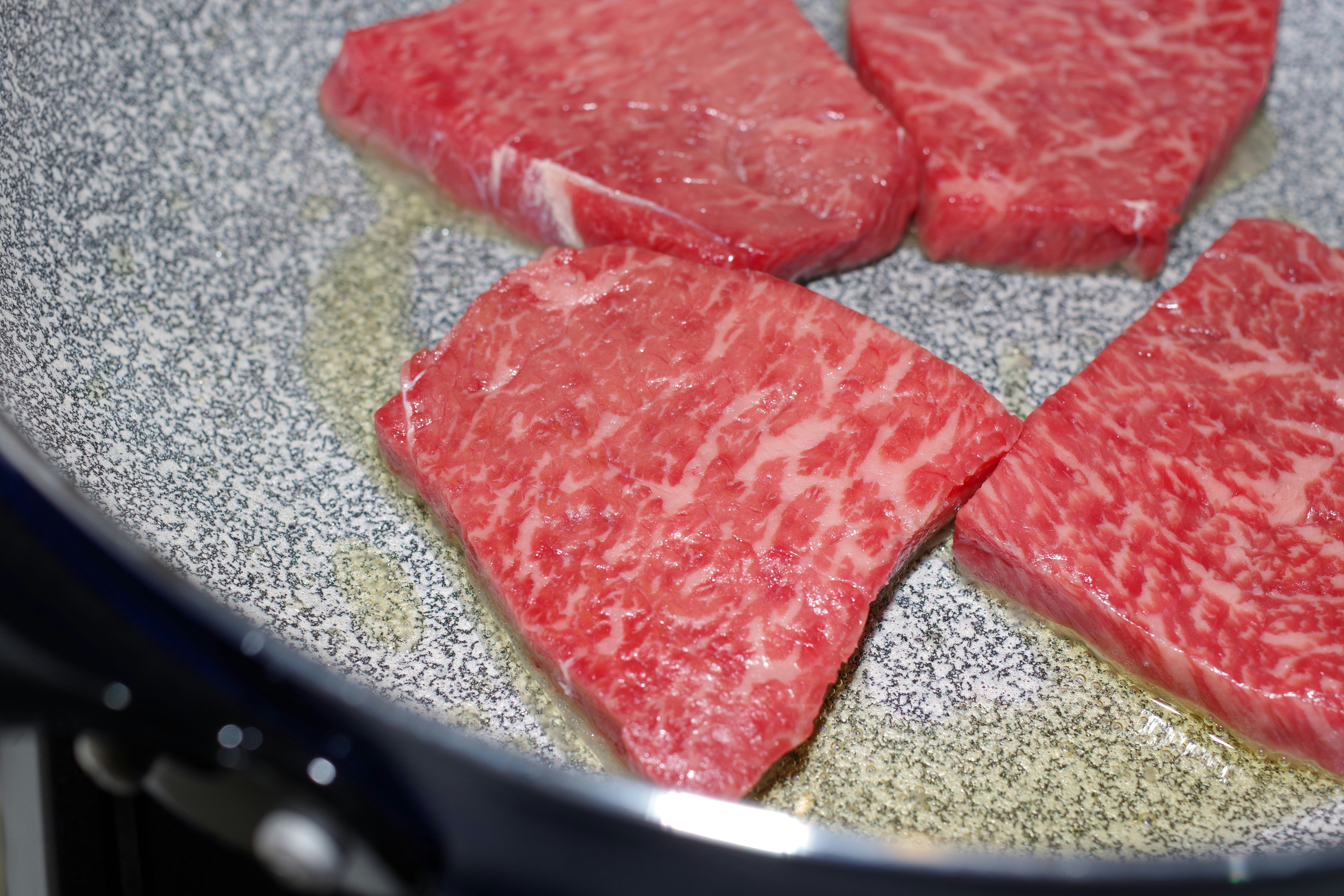 熱鐵板上烤製的紅肉切片