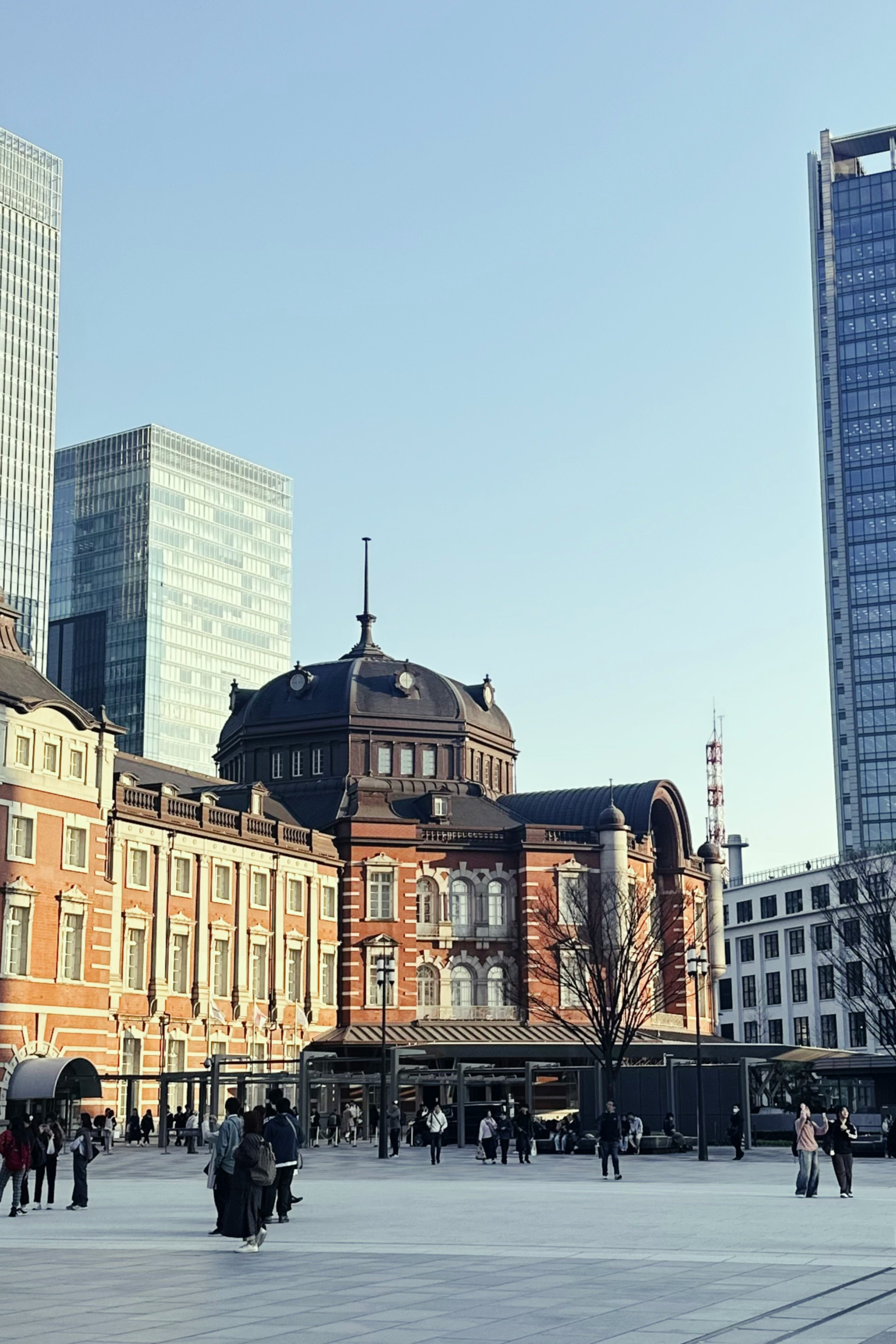 東京駅前の赤レンガとドームの駅舎と広場の風景