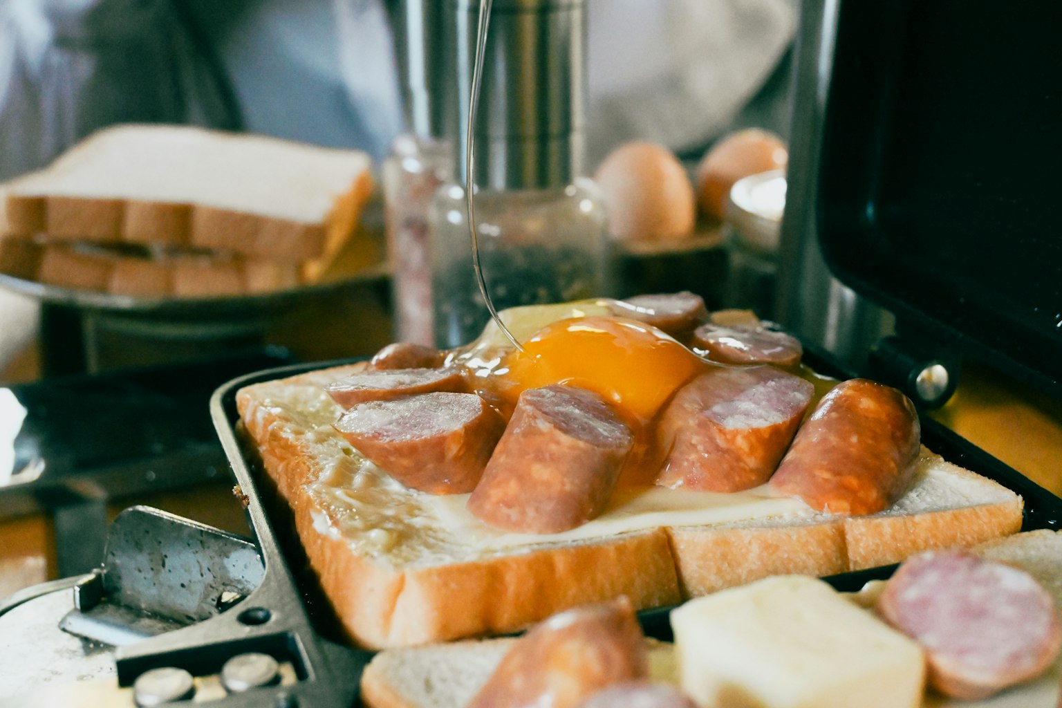 Scena di colazione con salsiccia e uovo su pane tostato