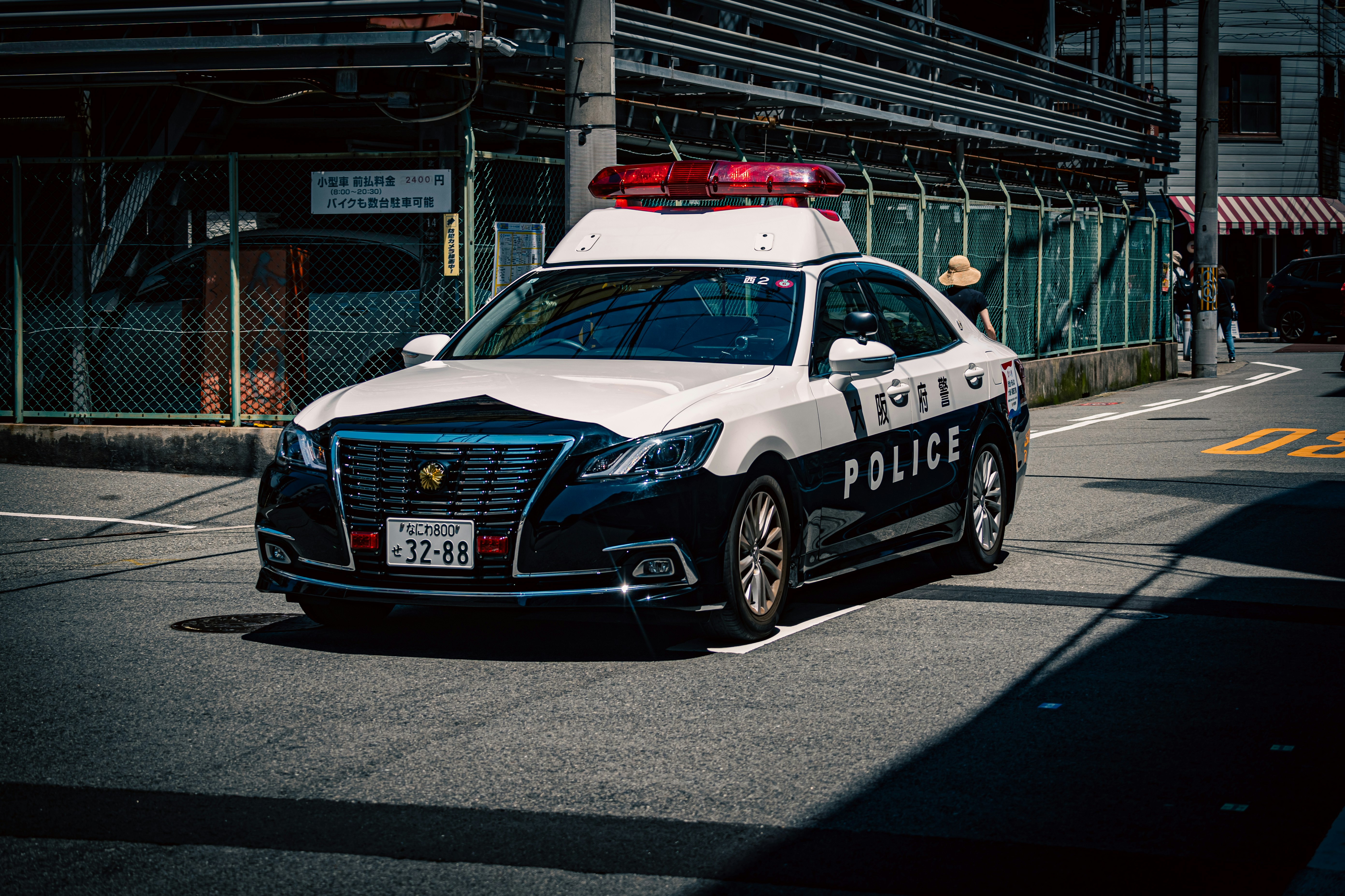 coche de policía circulando por una intersección urbana