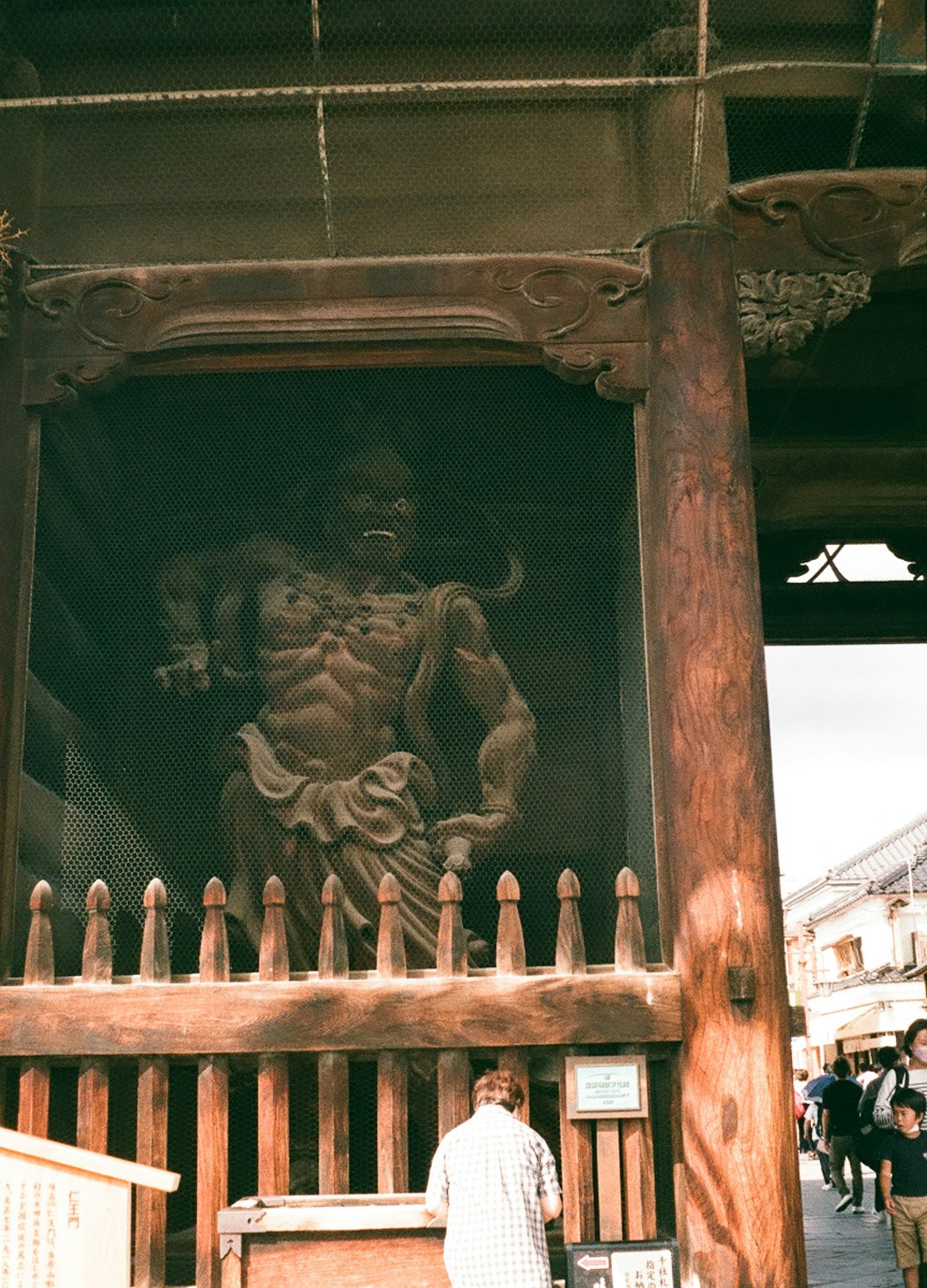 木門前的強大神明雕塑和附近的人