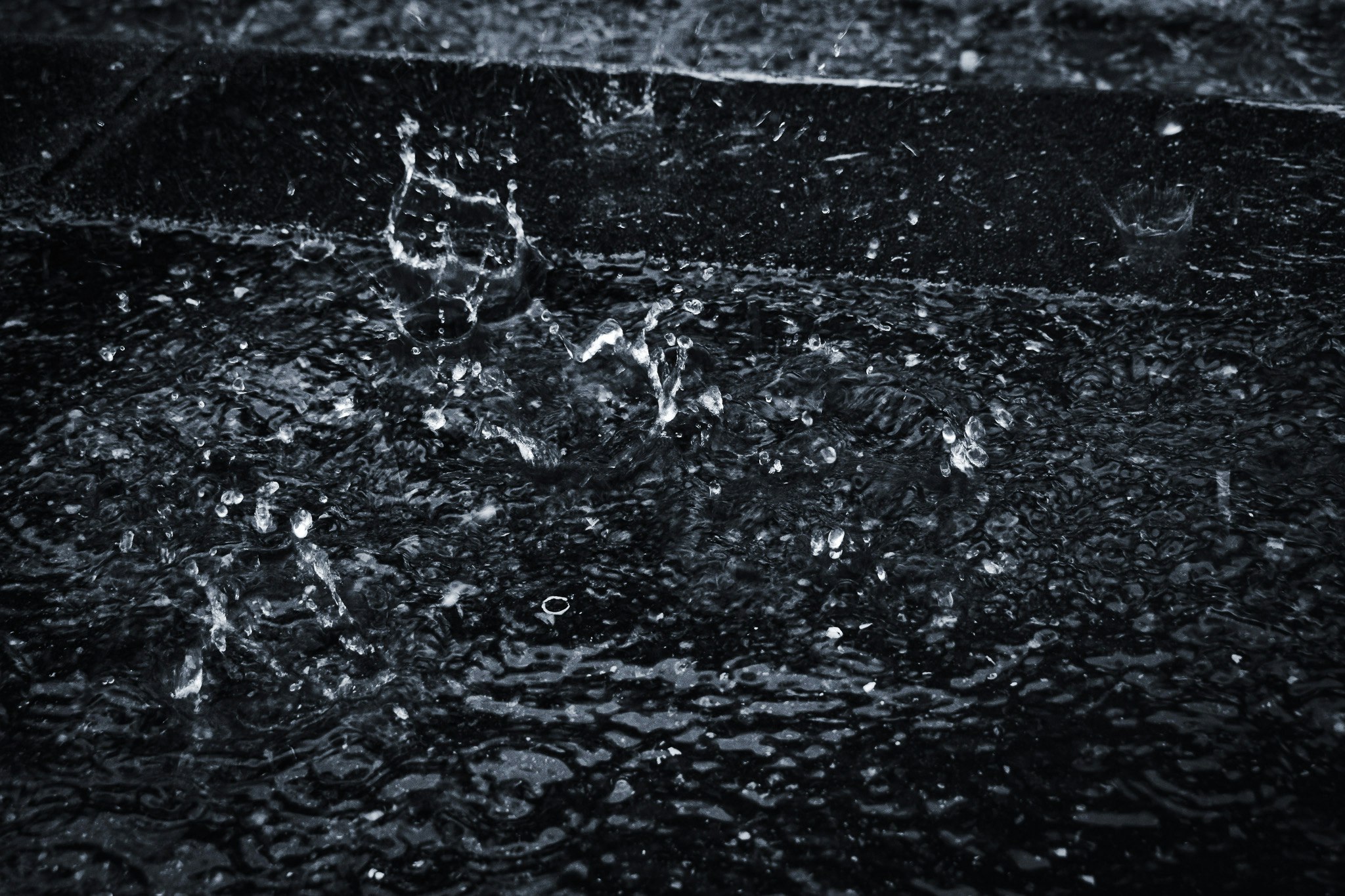 雨で濡れた路面の水しぶき