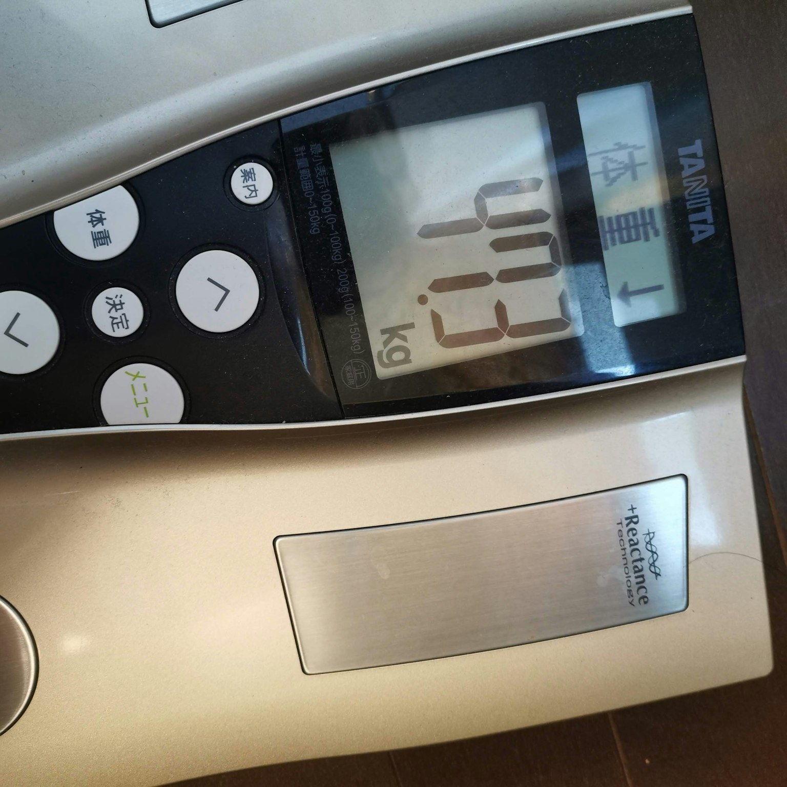 Digitale Waage mit Anzeige des Gewichts und Steuerknöpfen