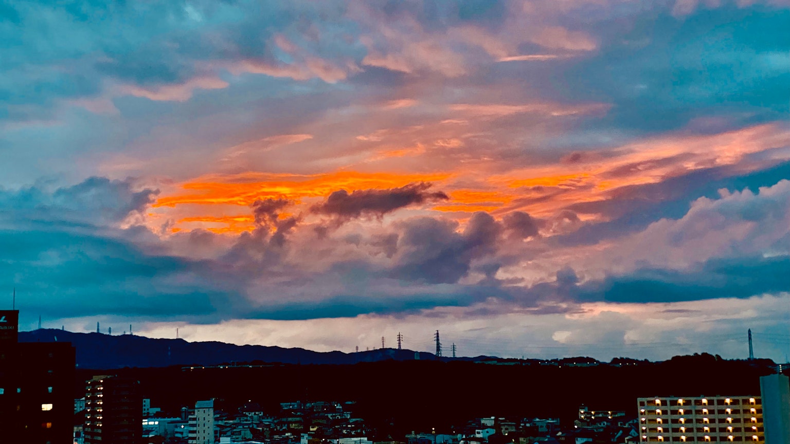 天空中有五彩繽紛的雲彩和橙色的夕陽色調