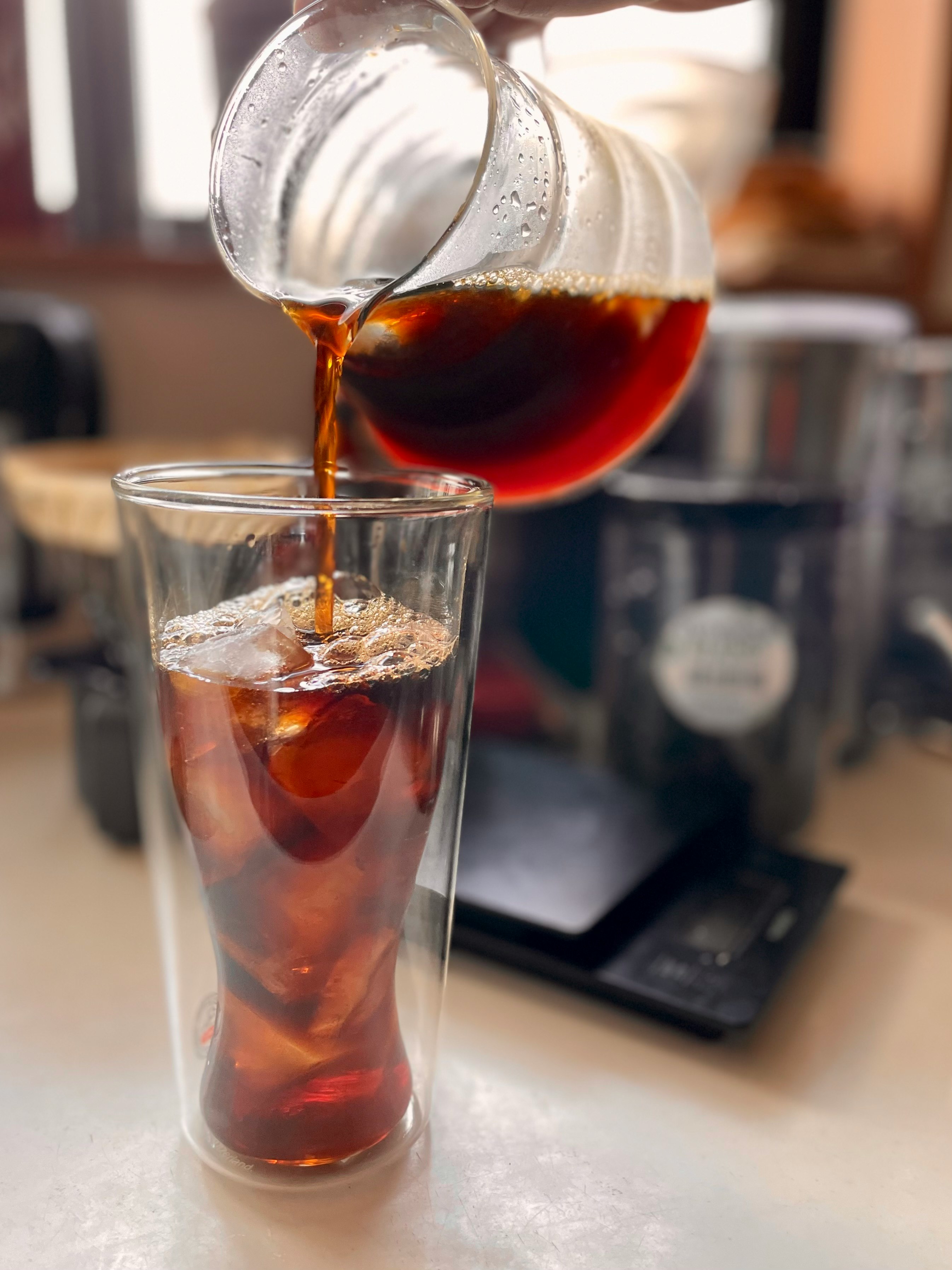 ドリップコーヒーを注ぐアイスコーヒーのグラス画像