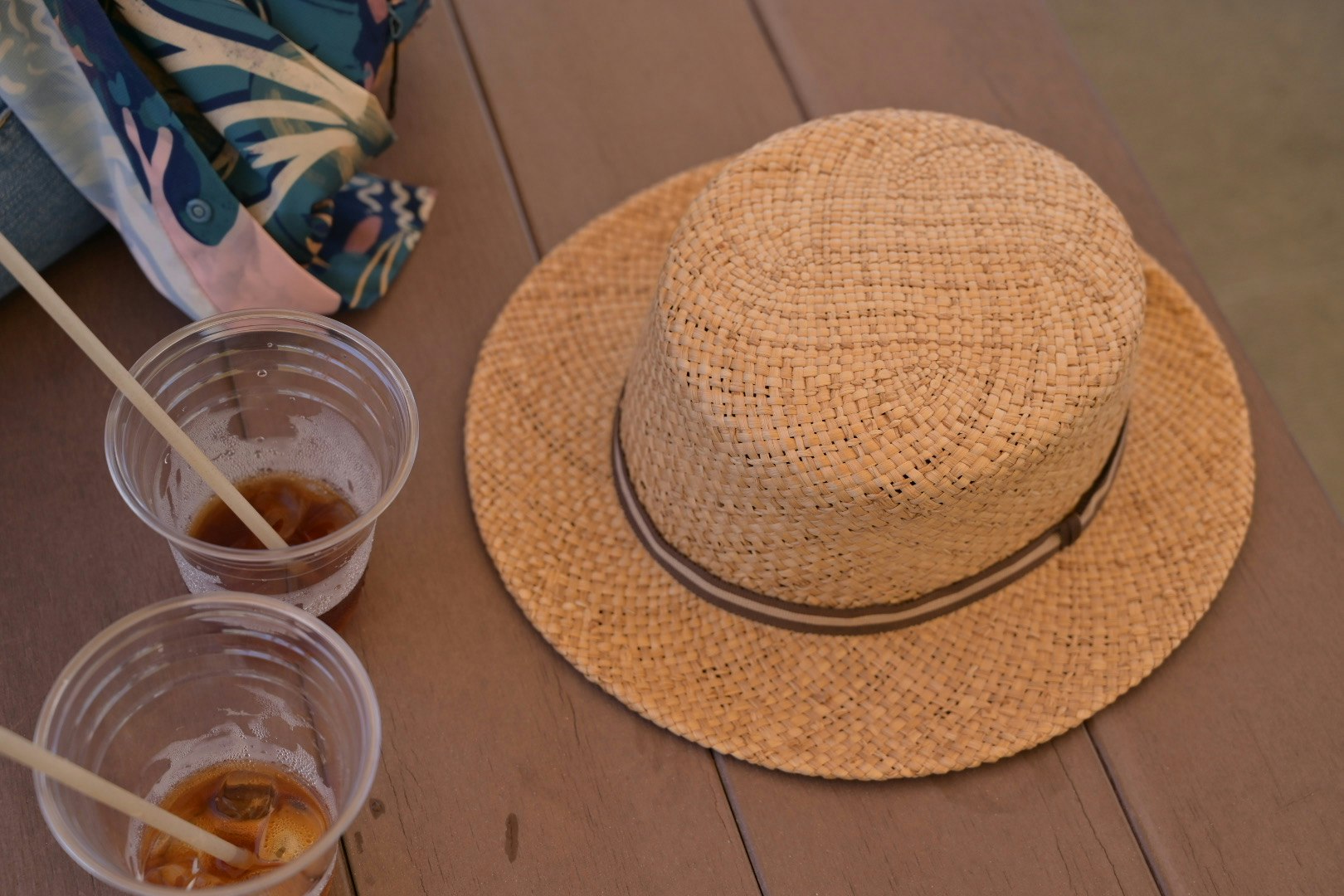 麦わら帽子と夏の飲み物が並ぶテーブルの上