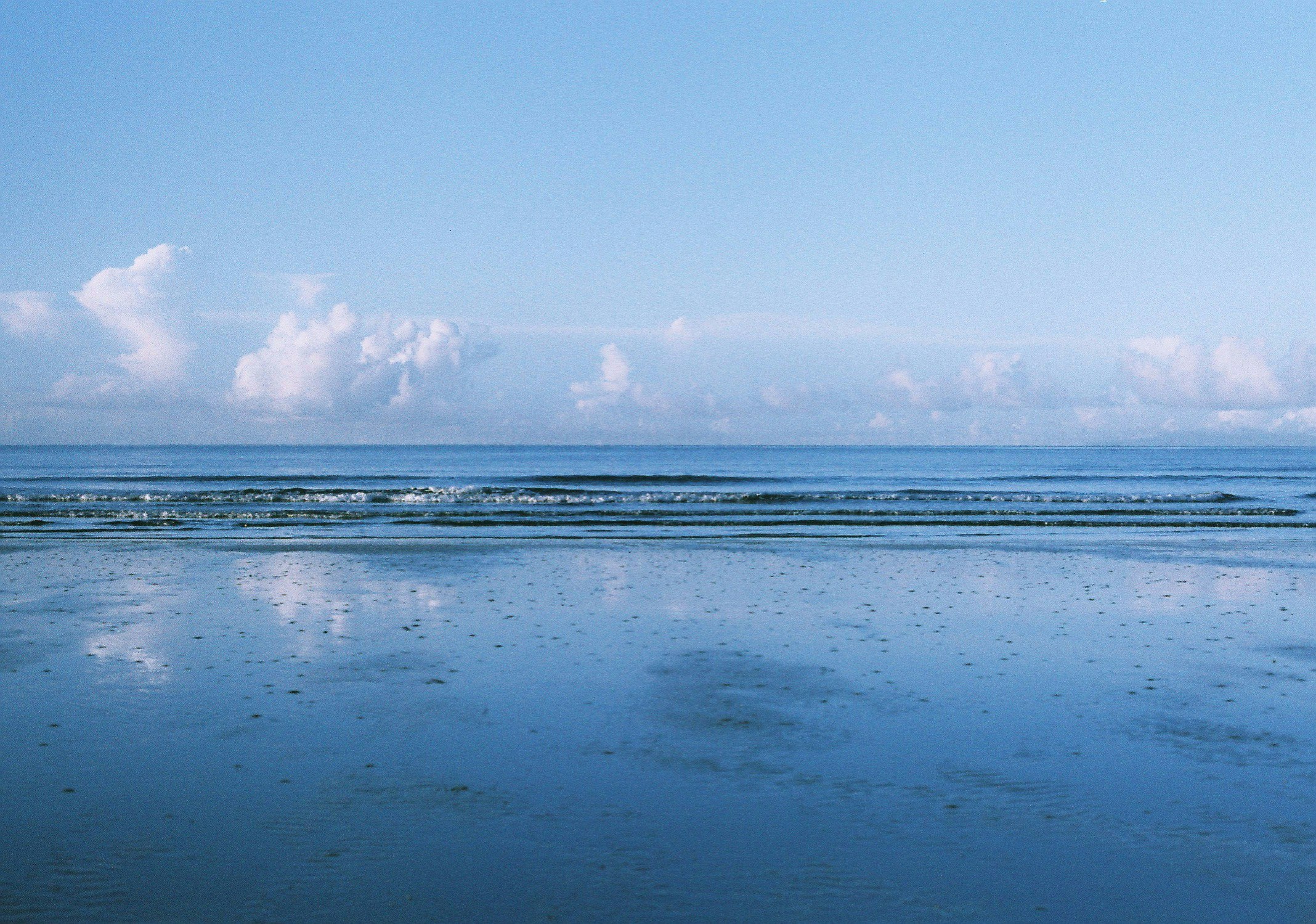 平靜海面與遠處地平線的寧靜海景