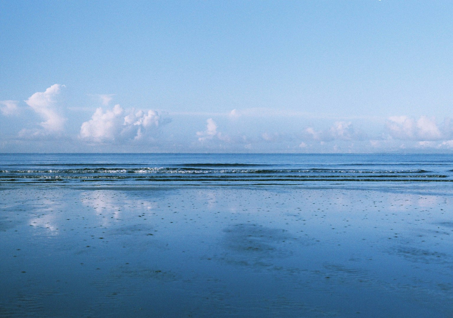 Ruhige Meereslandschaft und blauer Himmel mit sanften Wellen