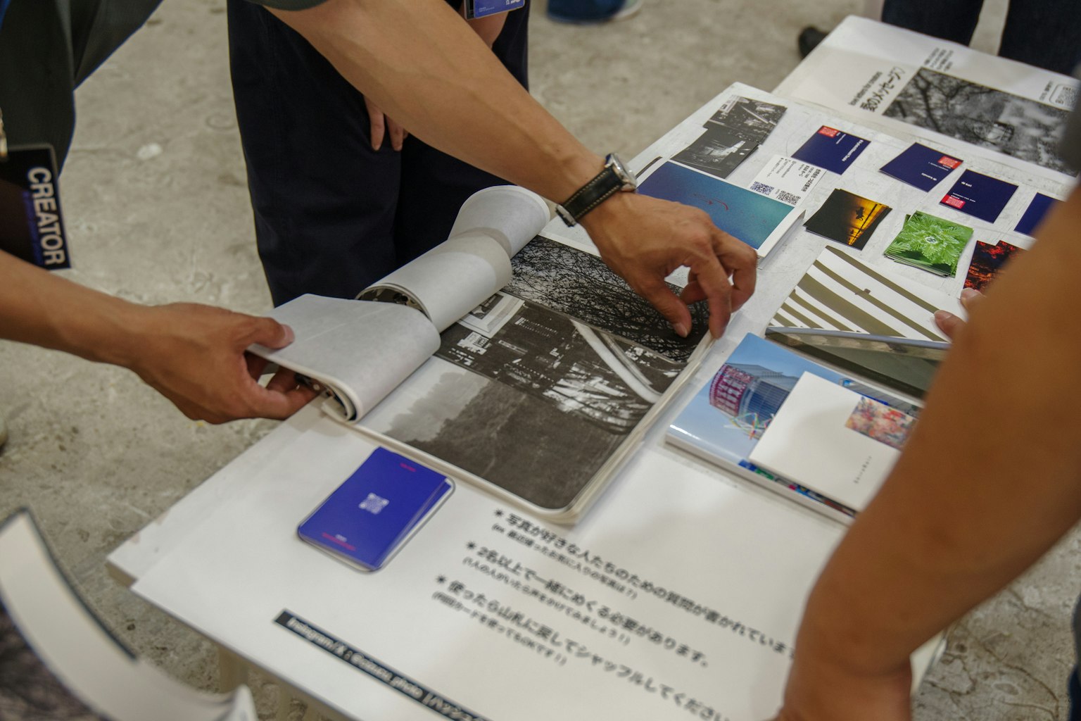 Mọi người đang xem tài liệu trên bàn có màu sắc và hình ảnh