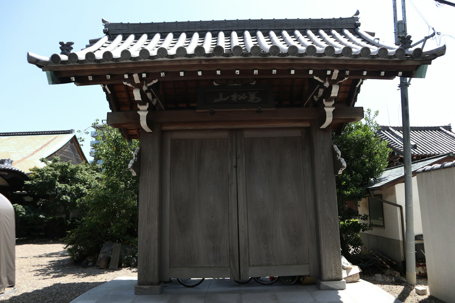 전통 일본식 게이트 구조와 기와 지붕 디자인