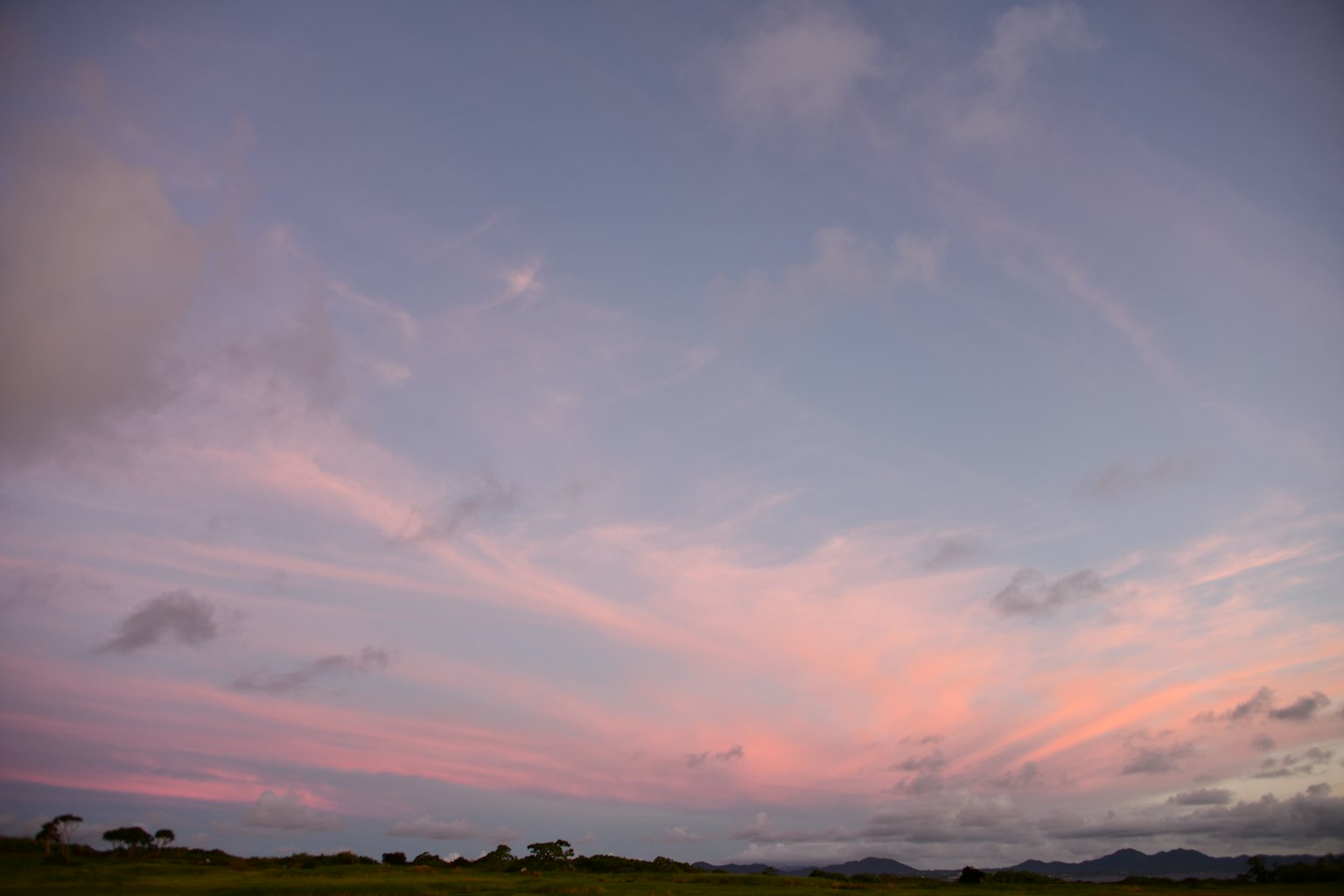 Cielo suave de atardecer con tonos de rosa y azul