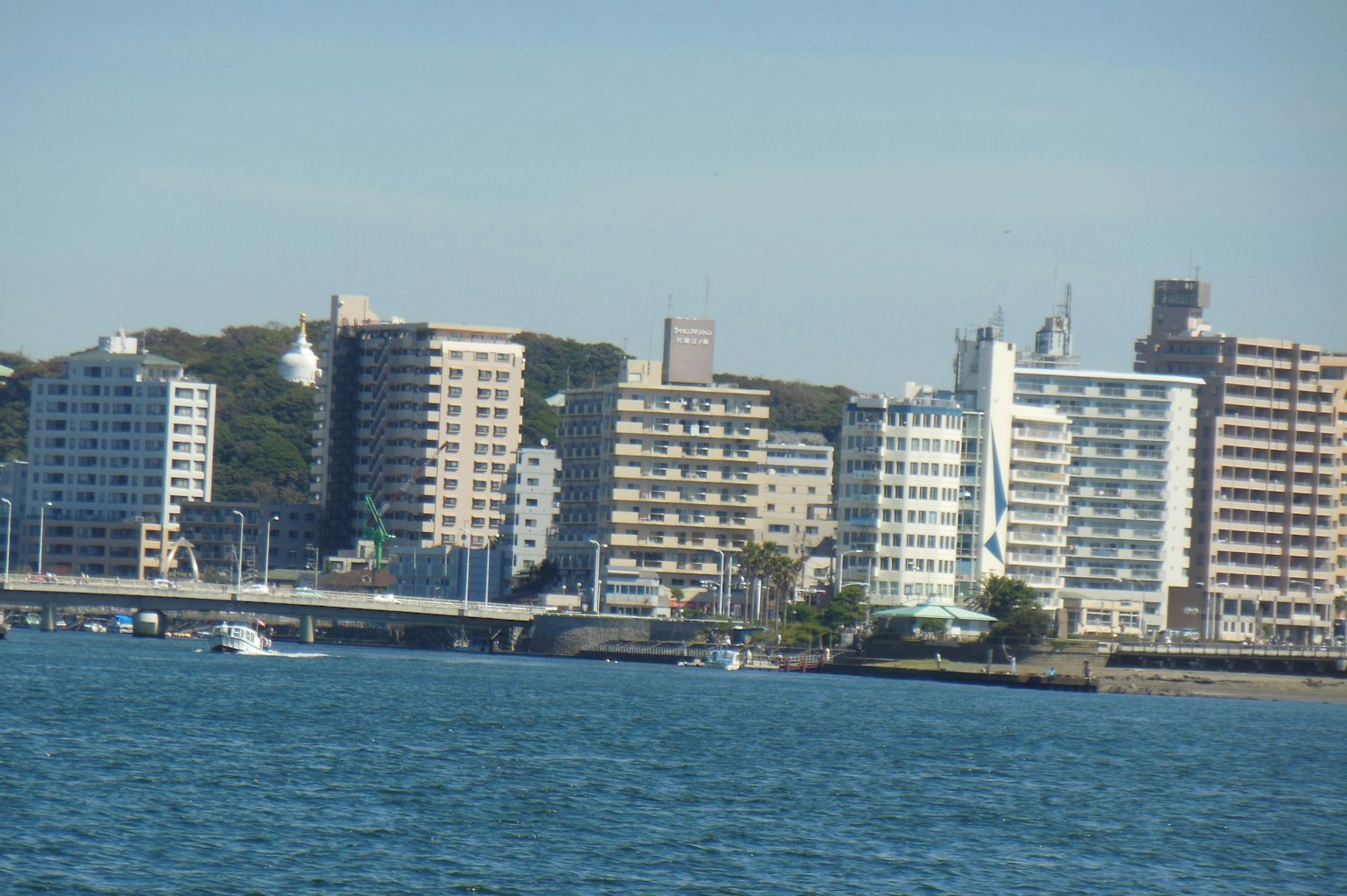 海岸天际线与高楼大厦和蓝色海洋