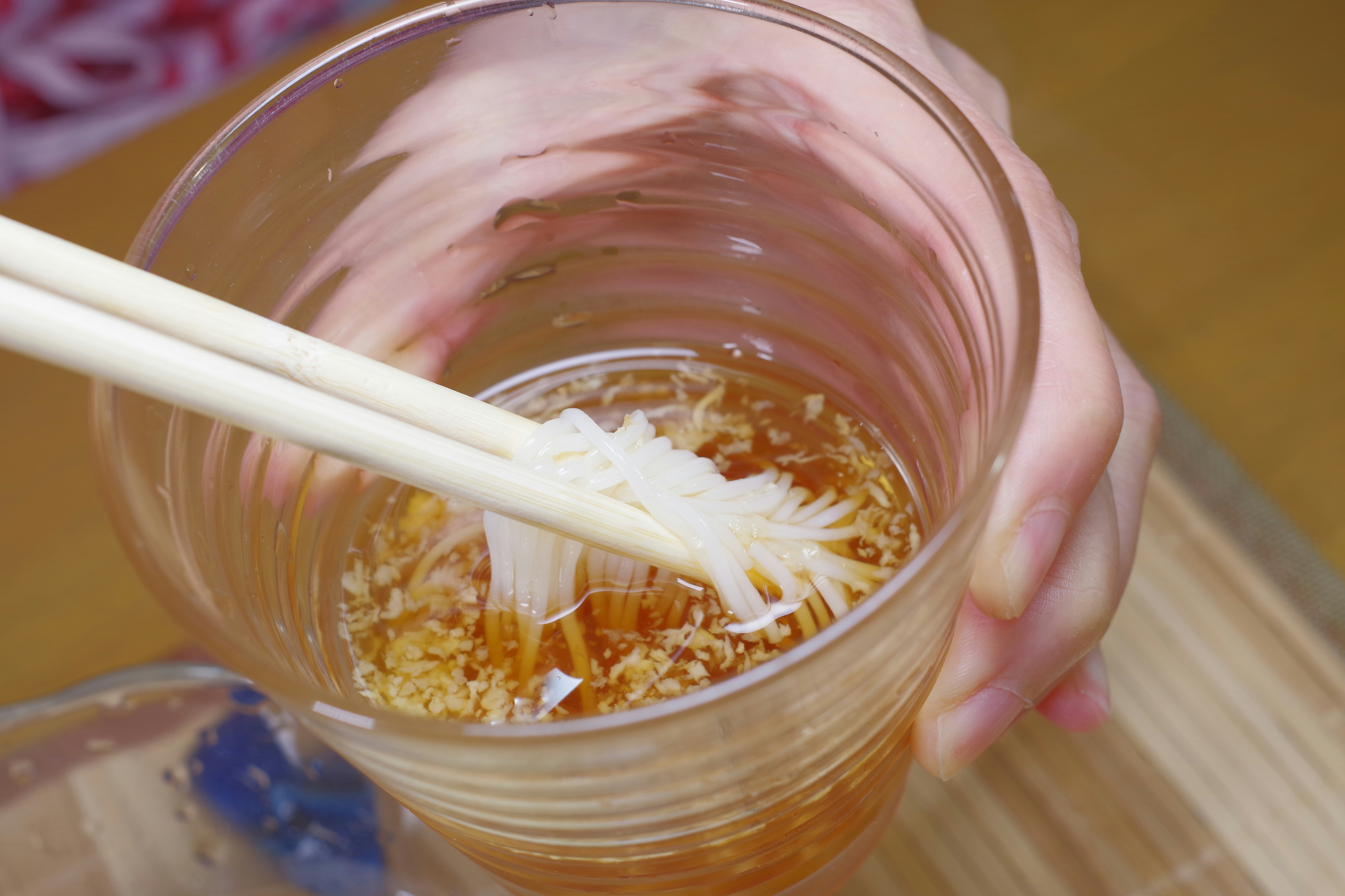 筷子在碗裡攪拌麵條