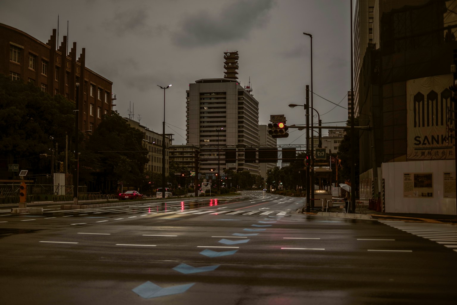 แยกเมืองพร้อมอาคารใต้ท้องฟ้ามืด