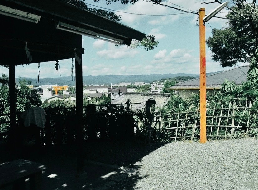 屋根付きベランダから見える山並みと街の景色
