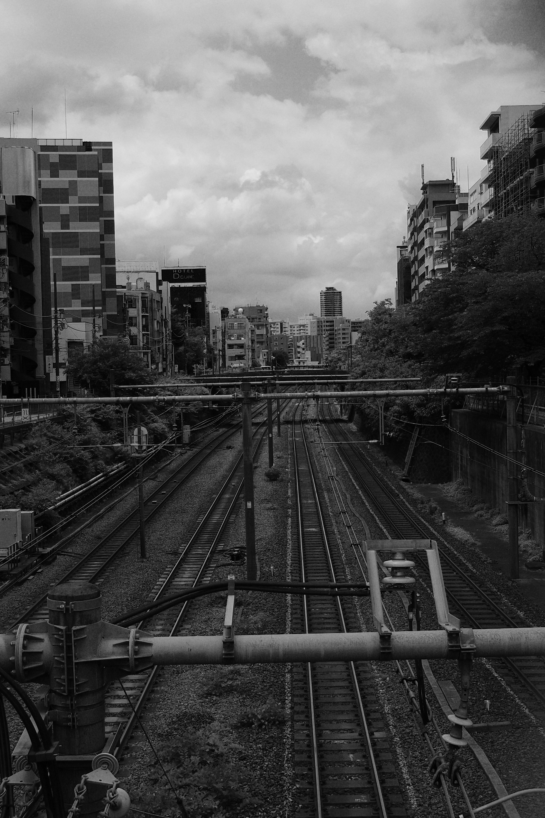 高架線路が伸びる都市の風景