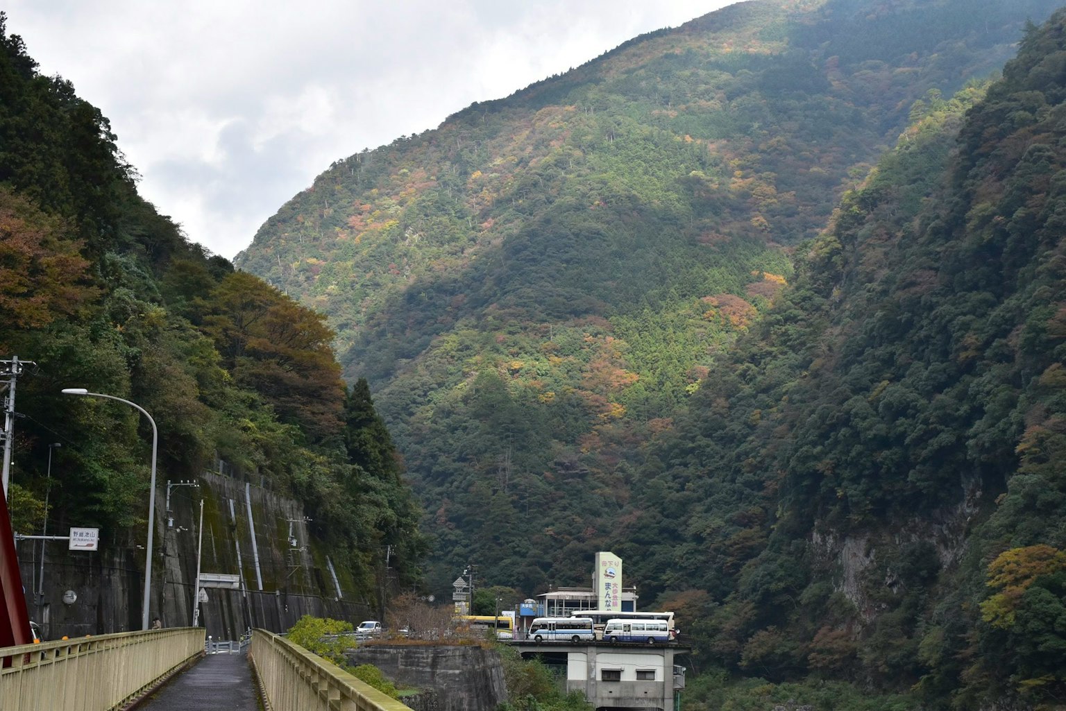 被山脈和建築圍繞的道路風景