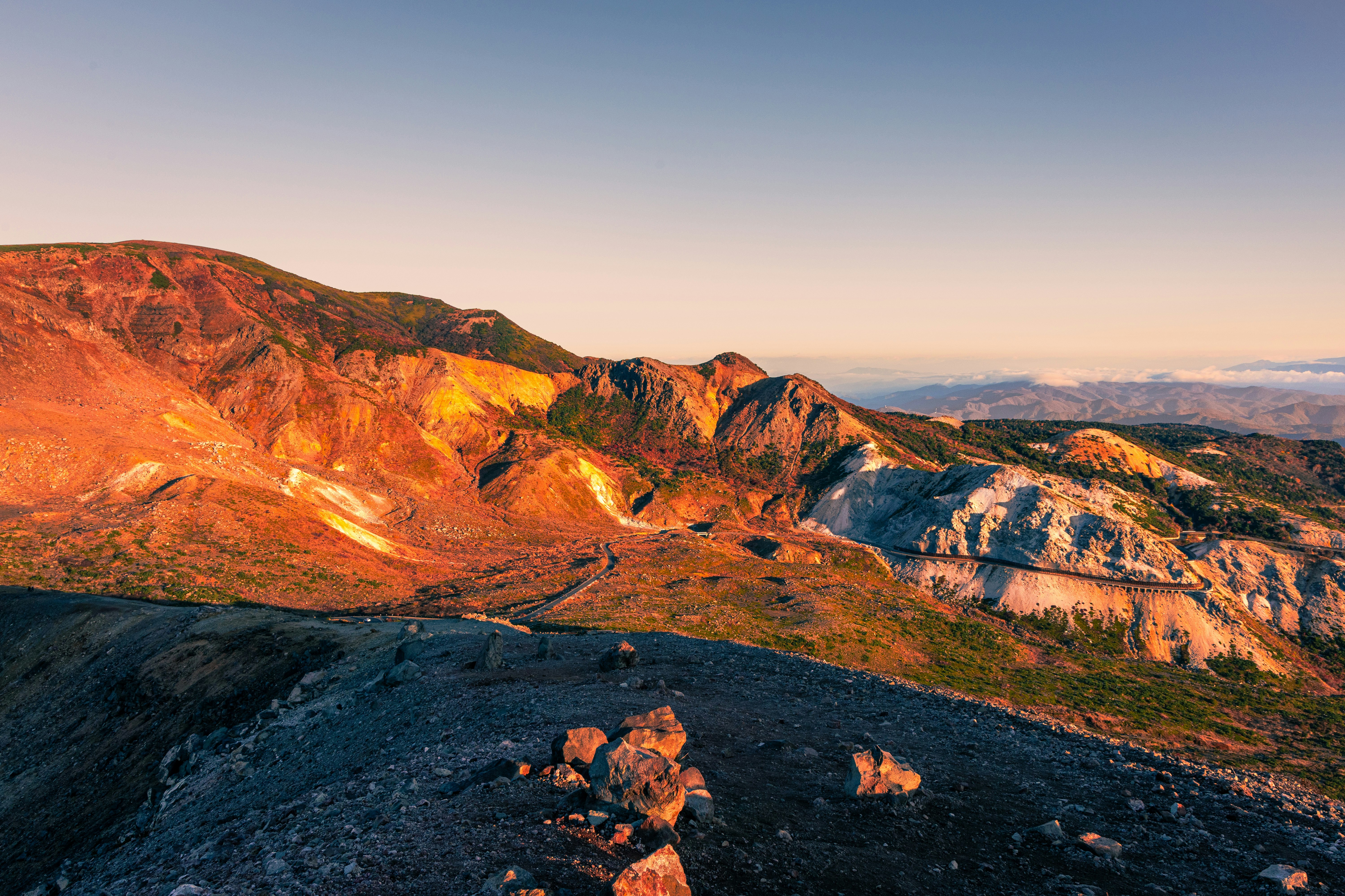 壮观的火山景观，五彩斑斓的岩石和山脉