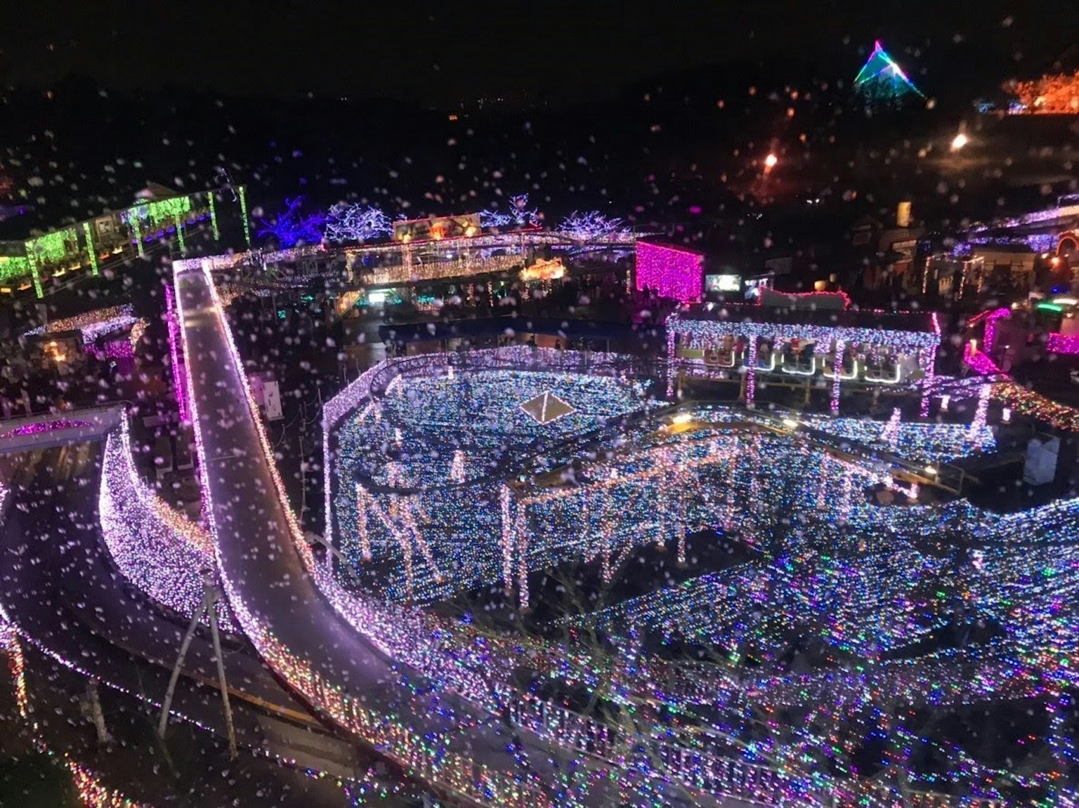夜间五彩斑斓灯光照亮的主题公园鸟瞰图