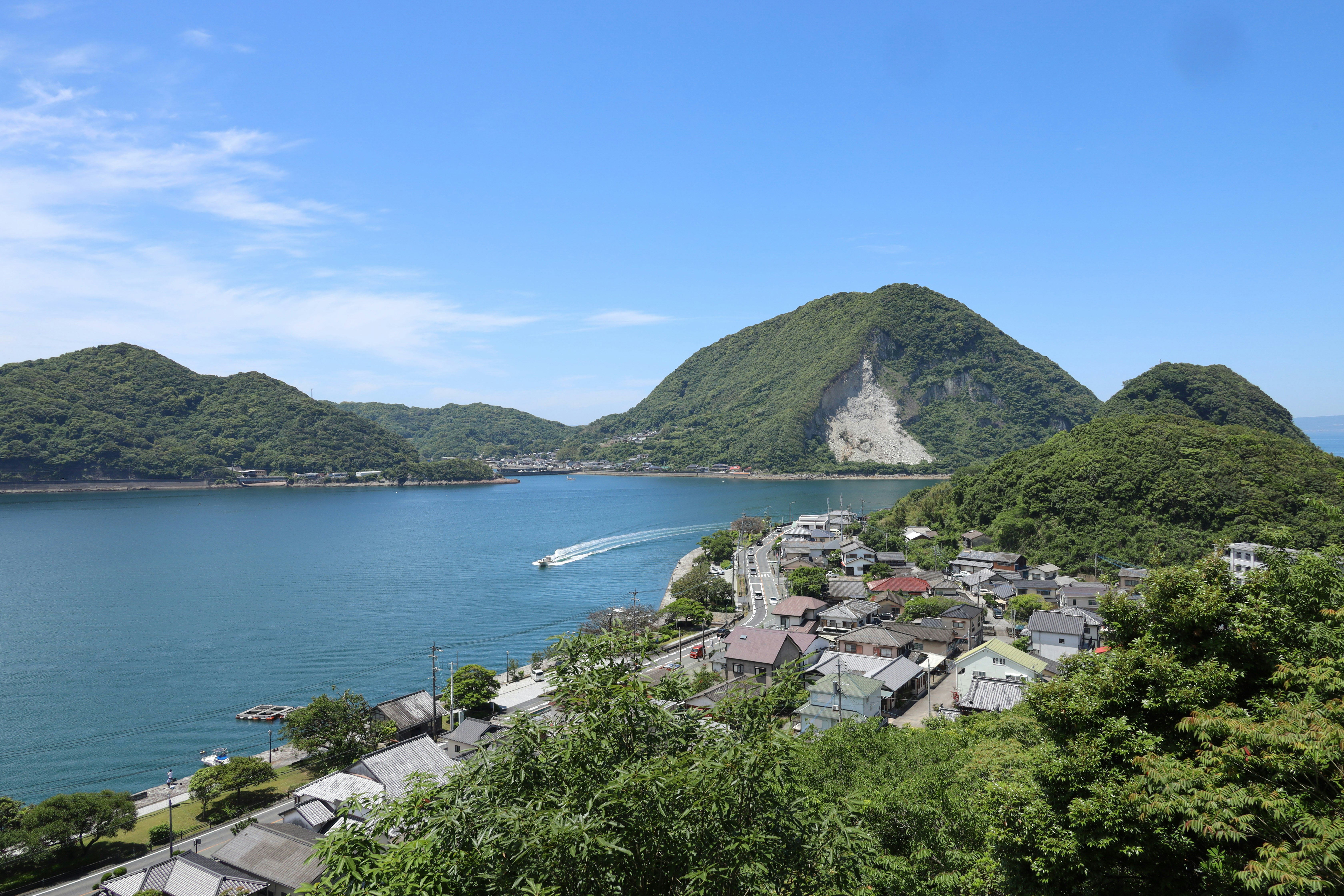 Paesaggio del porto di Mikasa Nishiko a Uki, Kumamoto, mare e montagne